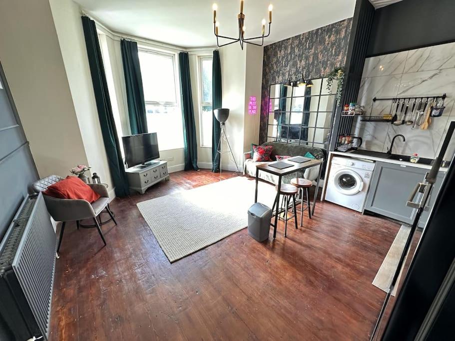 Immaculate & creative 2 Bed Flat near City Centre with Private Parking view 2