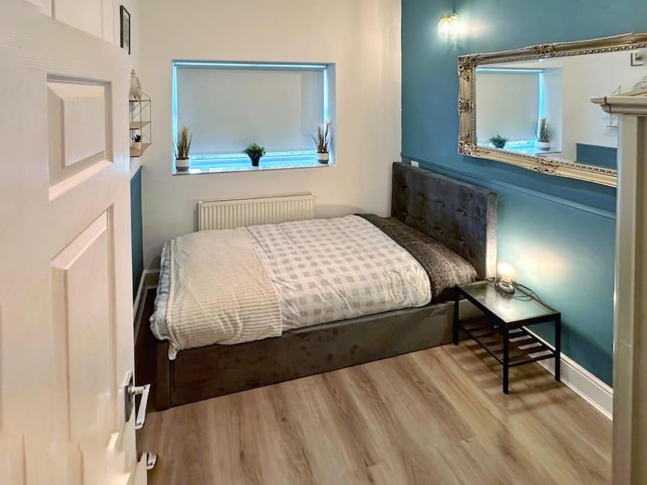 Immaculate & creative 2 Bed Flat near City Centre with Private Parking view 3