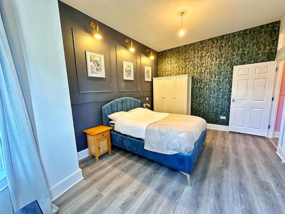 Immaculate & creative 2 Bed Flat near City Centre with Private Parking view 4