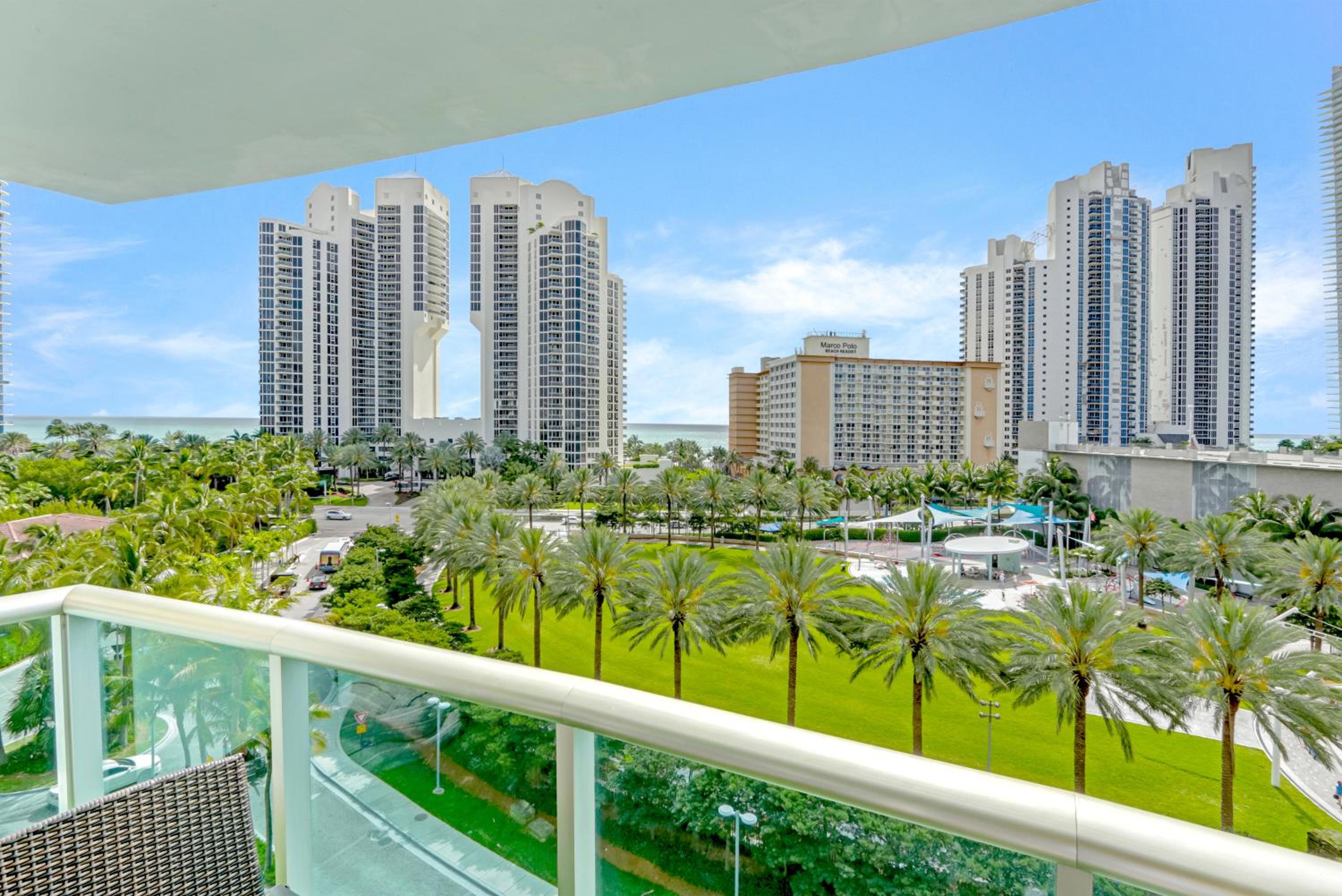 Ocean Reserve Luxurious Condo 2min Away From Beach view 3