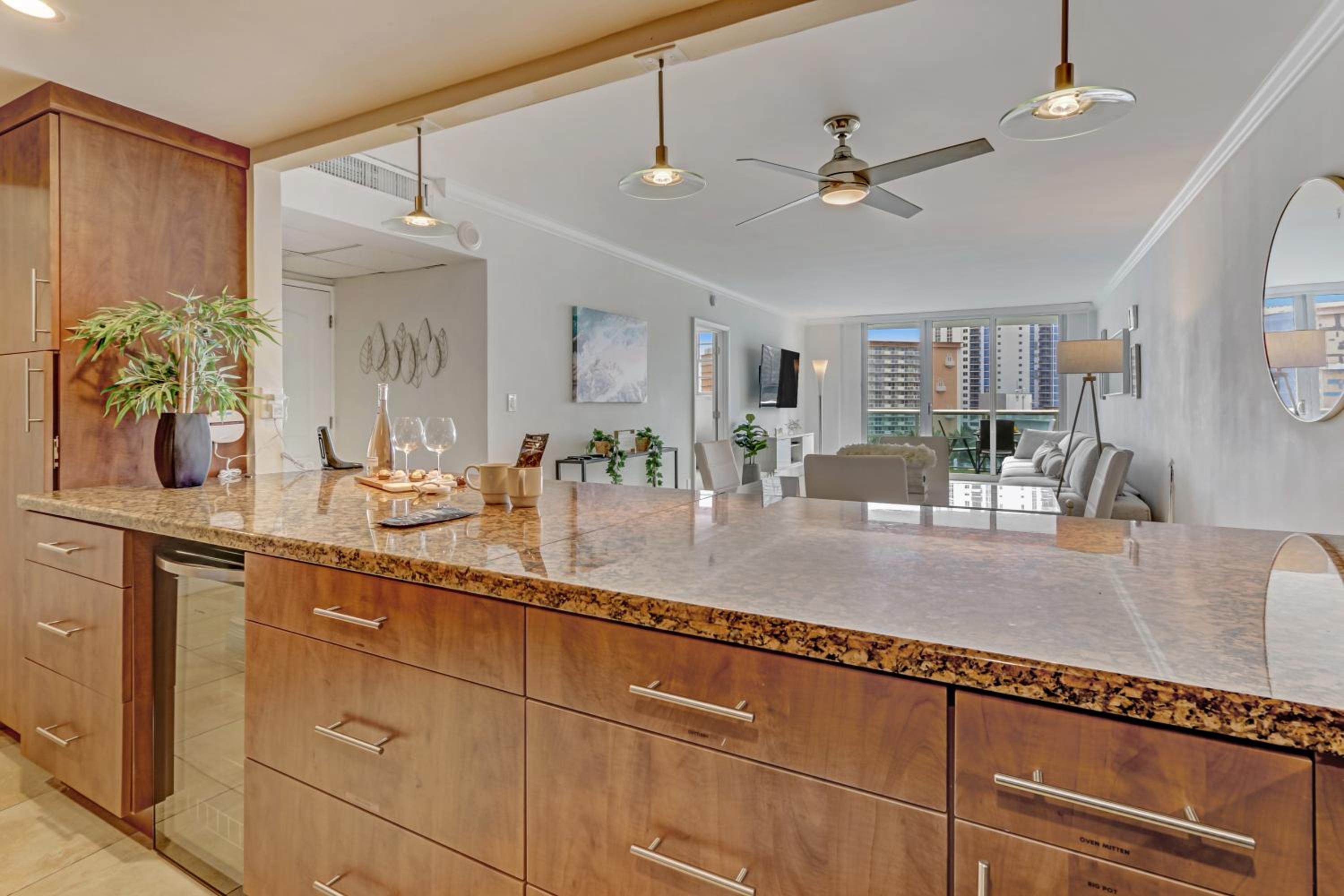 Ocean Reserve Luxurious Condo 2min Away From Beach view 4