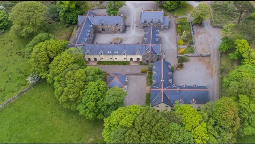 Hotel 8 Clos Na Feirme Three Bedroom House with Hot Tub - Image 1