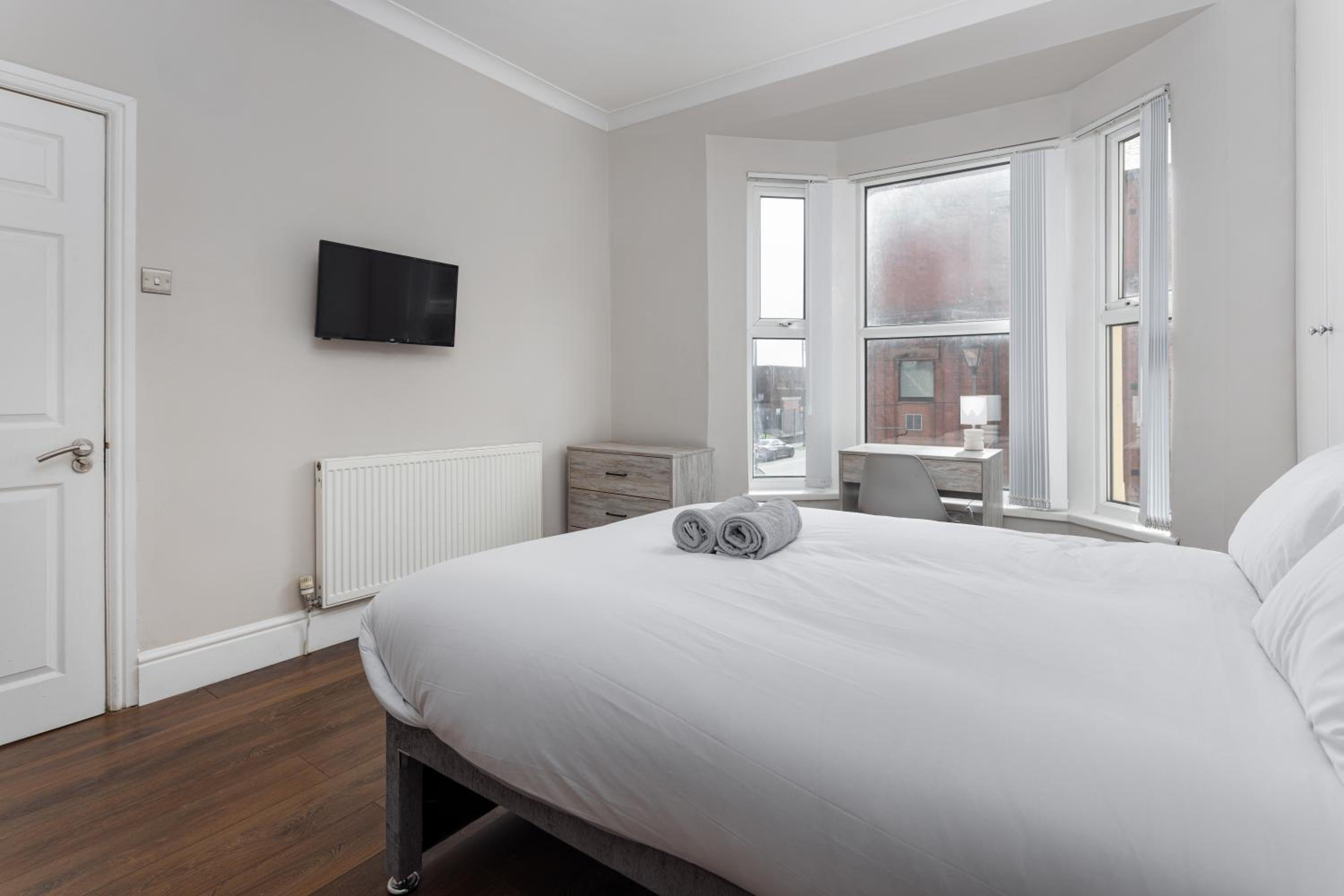 Room 3 at Jubilee House - Free Parking, Self Check-In, Fast WiFi and Smart TV by Yoko Property view 5