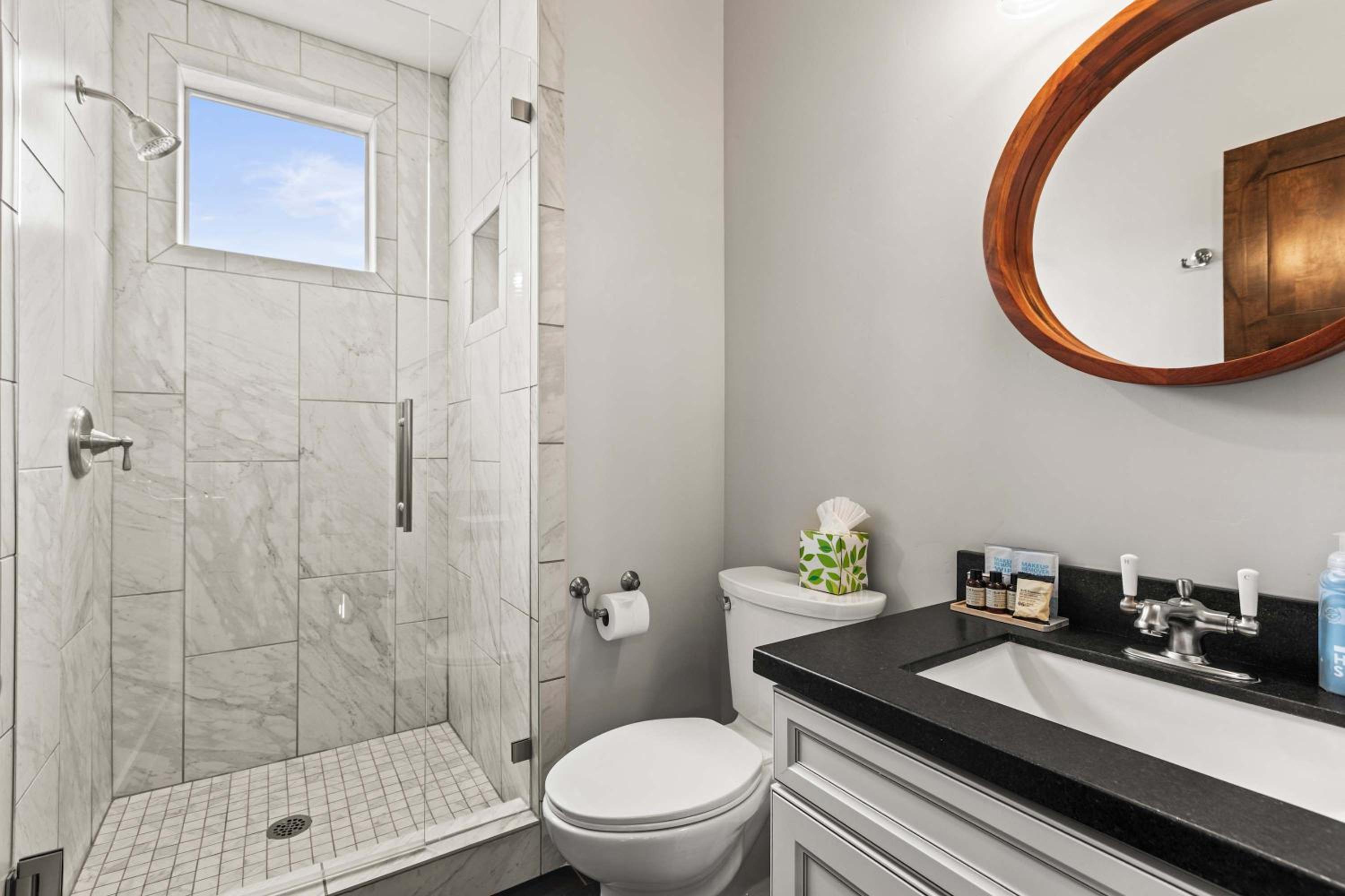 Bowtel Park City Rooftop Private Spa Pets New Listing, Walk to multiple Shops & Restaurants! view 2