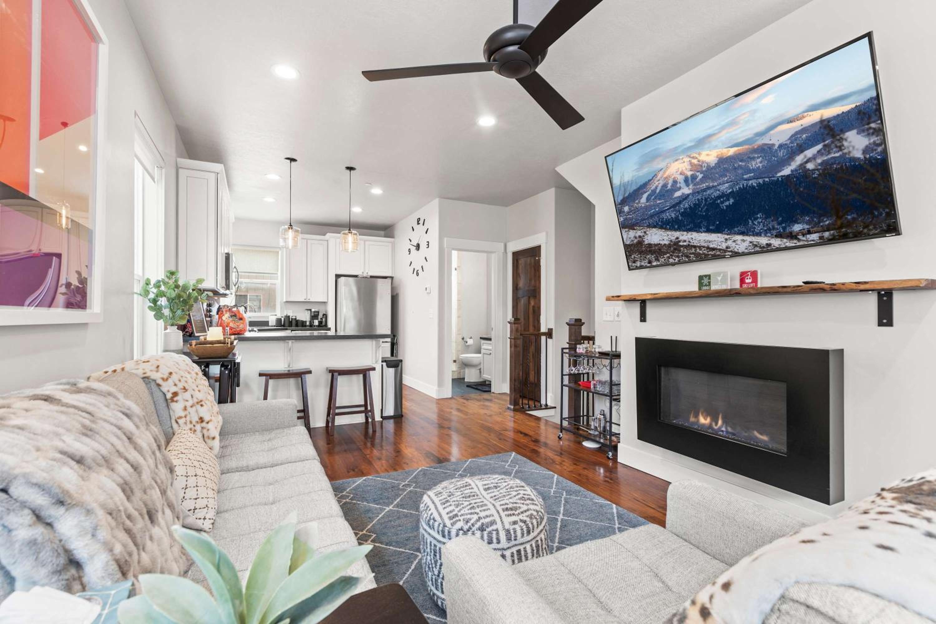 Bowtel Park City Rooftop Private Spa Pets New Listing, Walk to multiple Shops & Restaurants! view 5