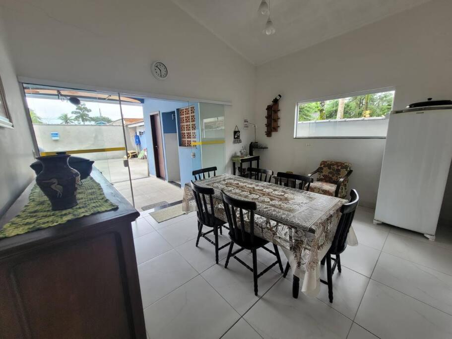 Ótima Casa com Piscina e área goumert em Ubatuba - Condomínio