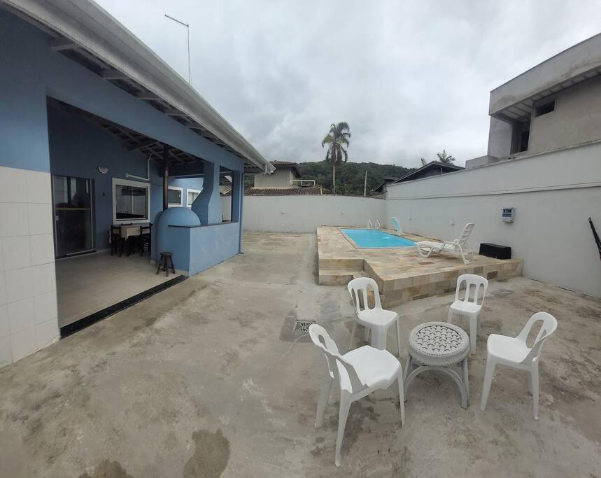 Ótima Casa com Piscina e área goumert em Ubatuba - Condomínio