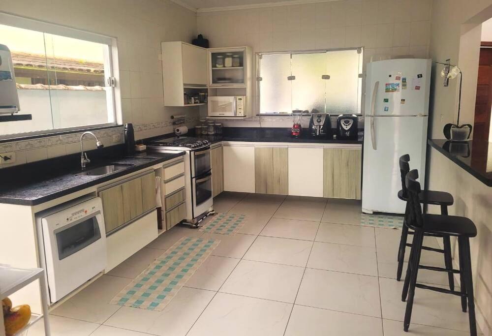 Ótima Casa com Piscina e área goumert em Ubatuba - Condomínio