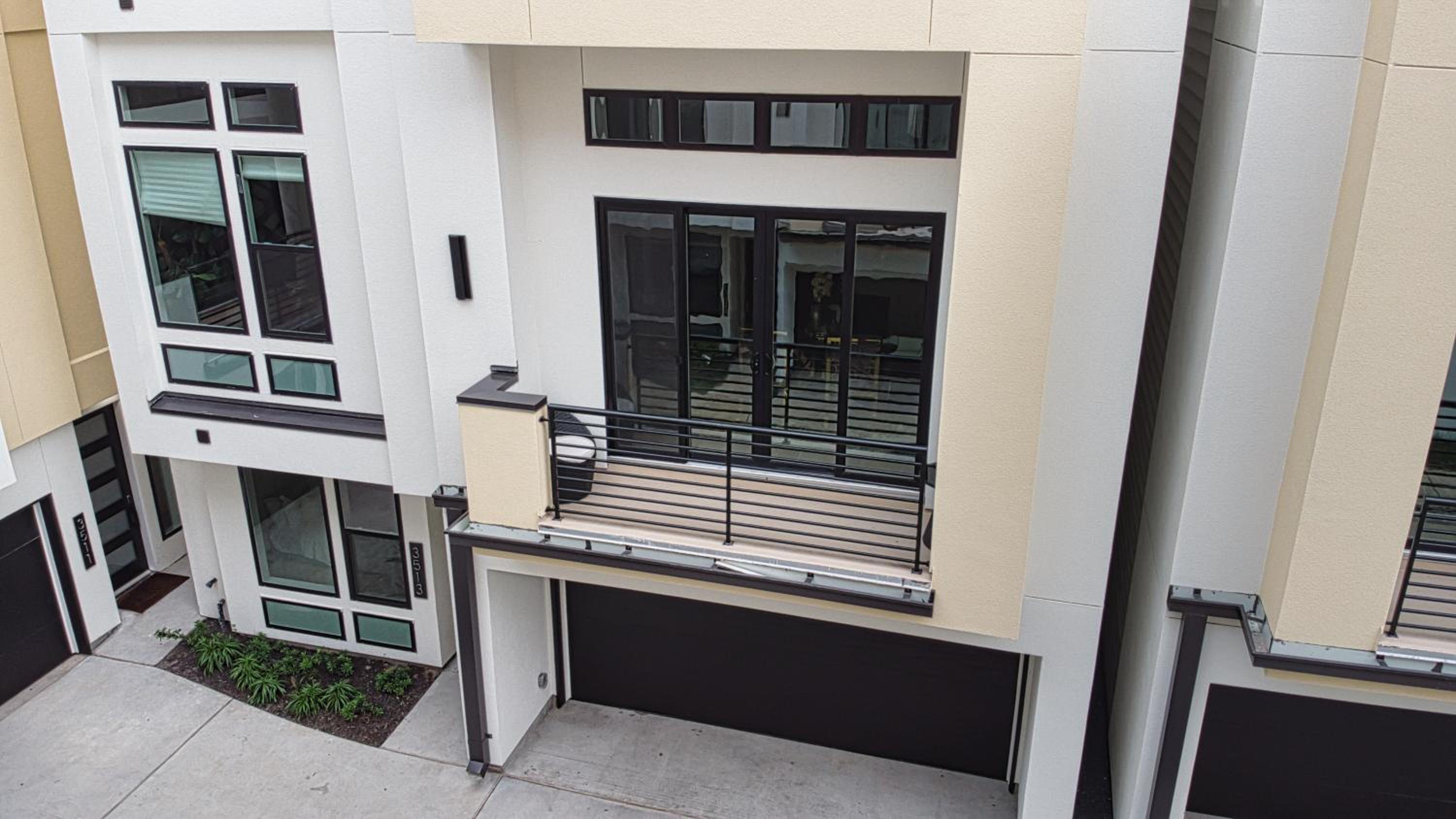 Sleek Luxe 3Bed 4Bath Fast WIFI Rooftop Home view 5