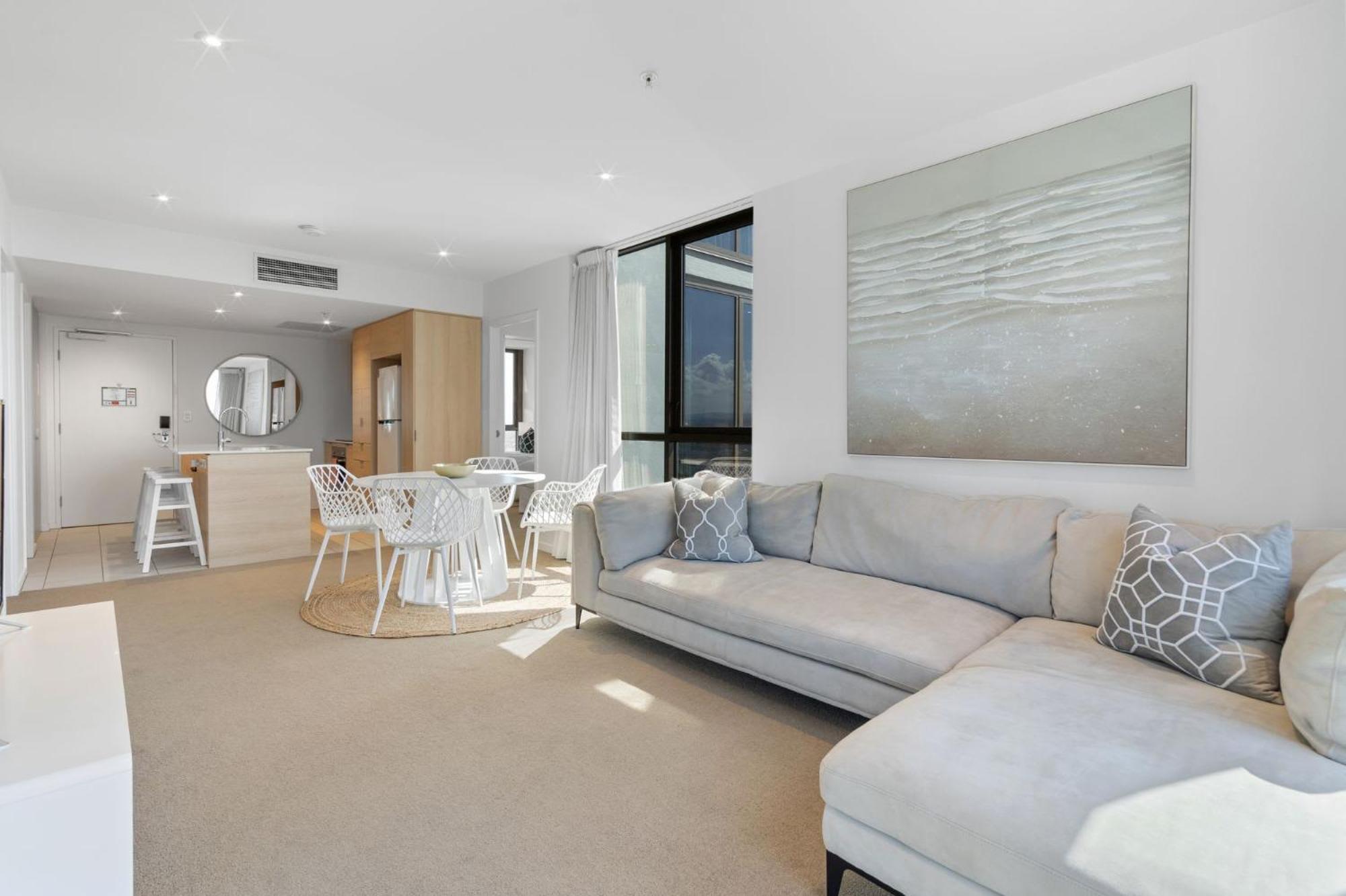 Broadbeach 2b2b apt FREE parking