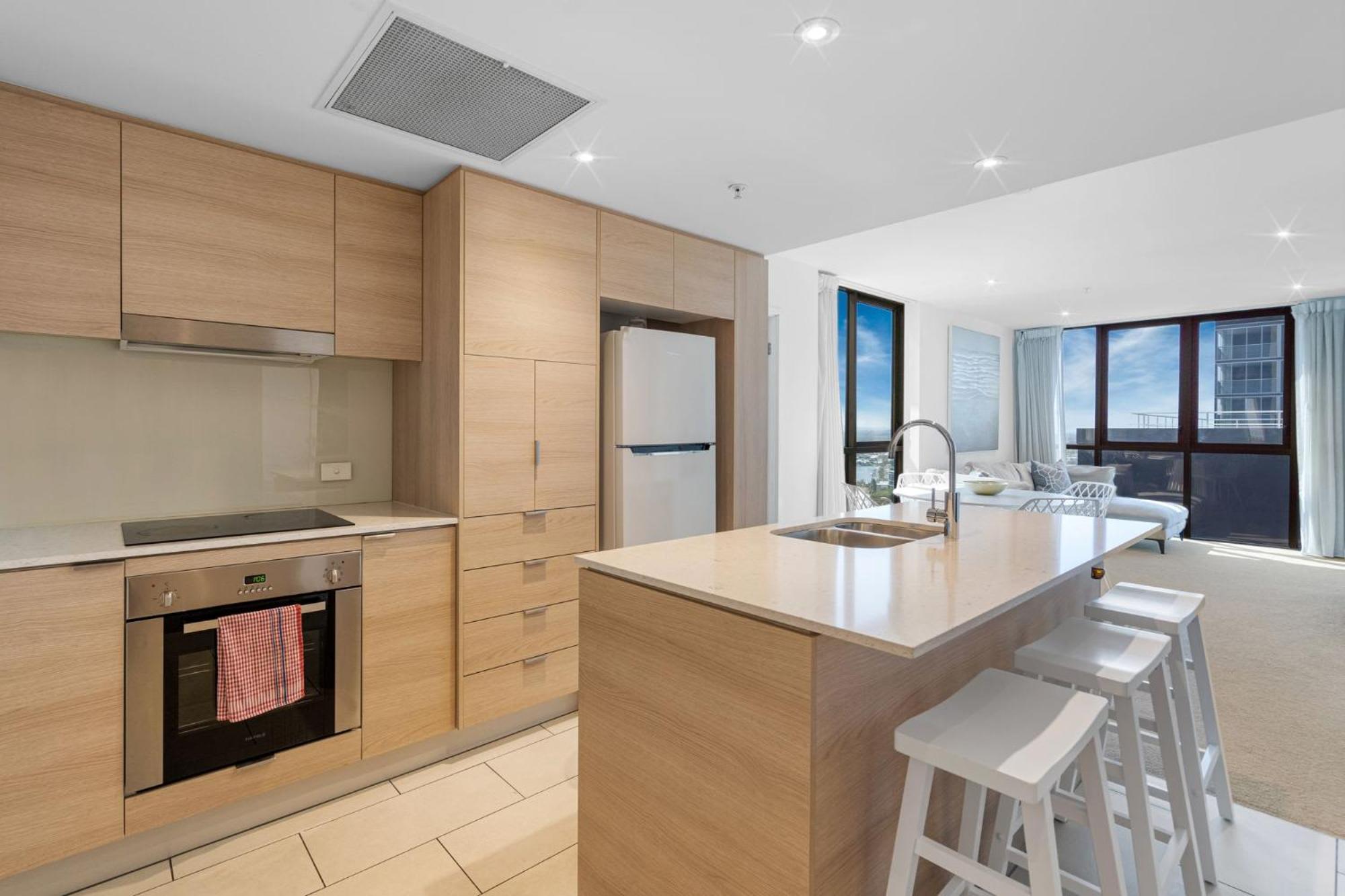 Broadbeach 2b2b apt FREE parking