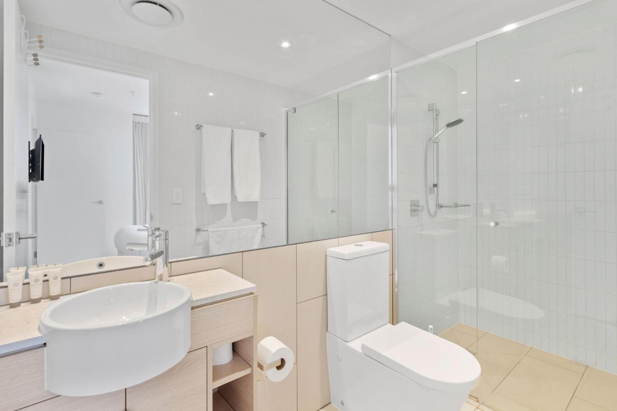 Broadbeach 2b2b apt FREE parking