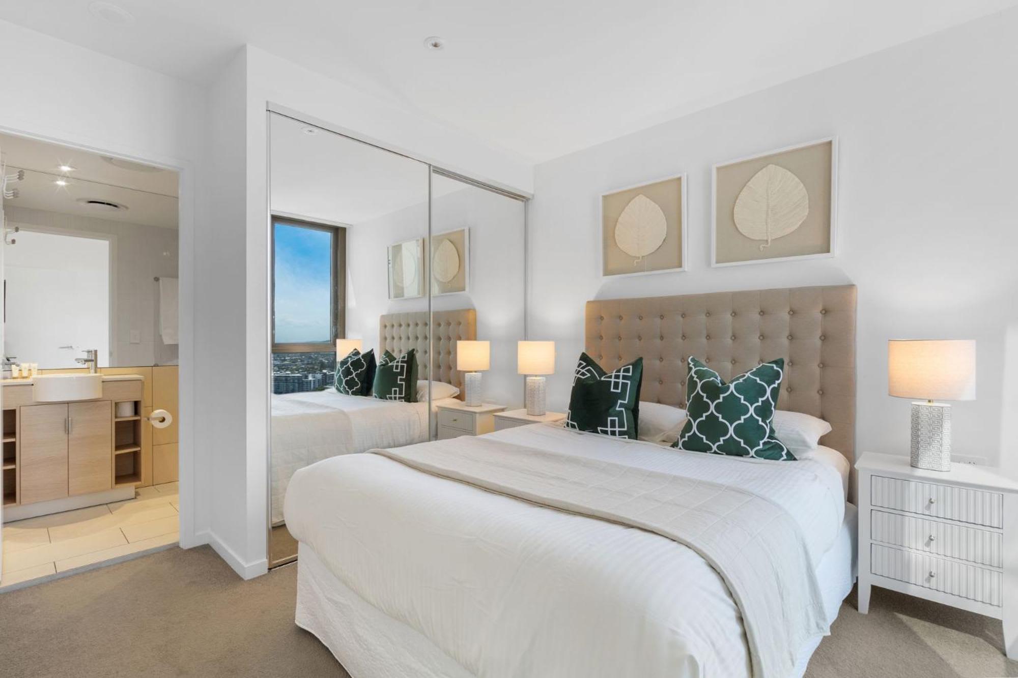 Broadbeach 2b2b apt FREE parking
