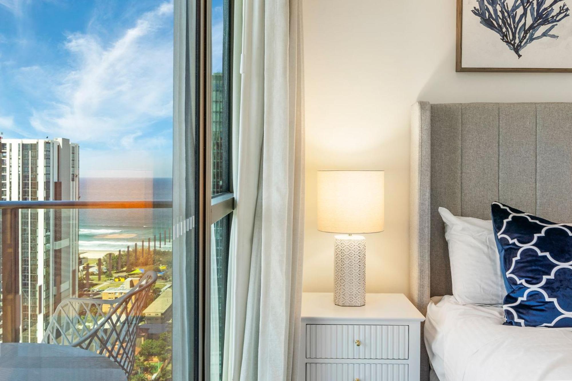 Broadbeach 2b2b apt FREE parking