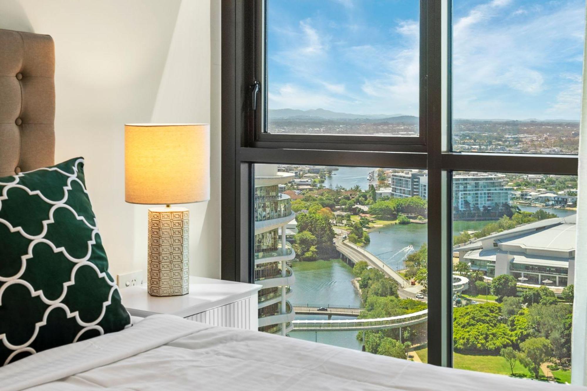 Broadbeach 2b2b apt FREE parking