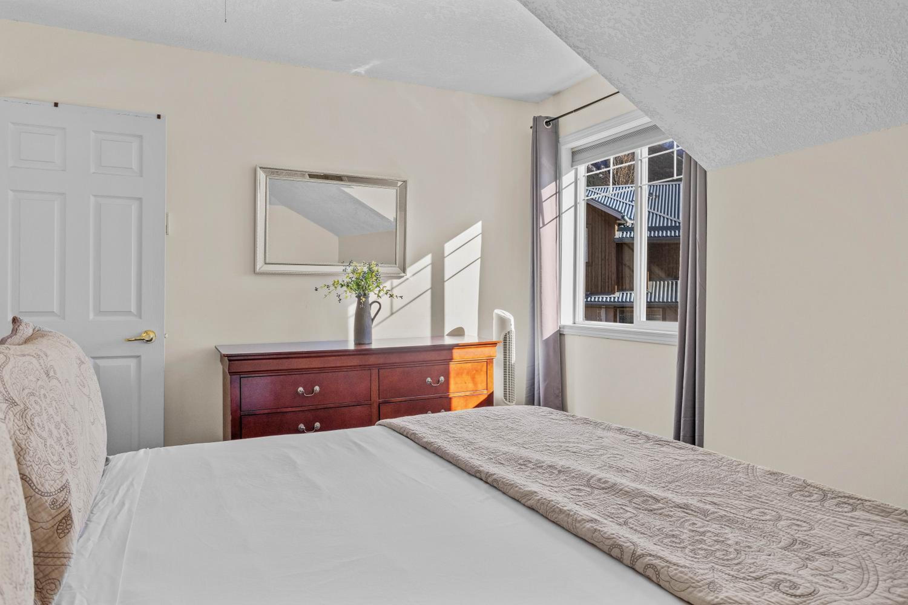 B212 Hot Tub, AC x3, parking, 2 min to Banff Gate