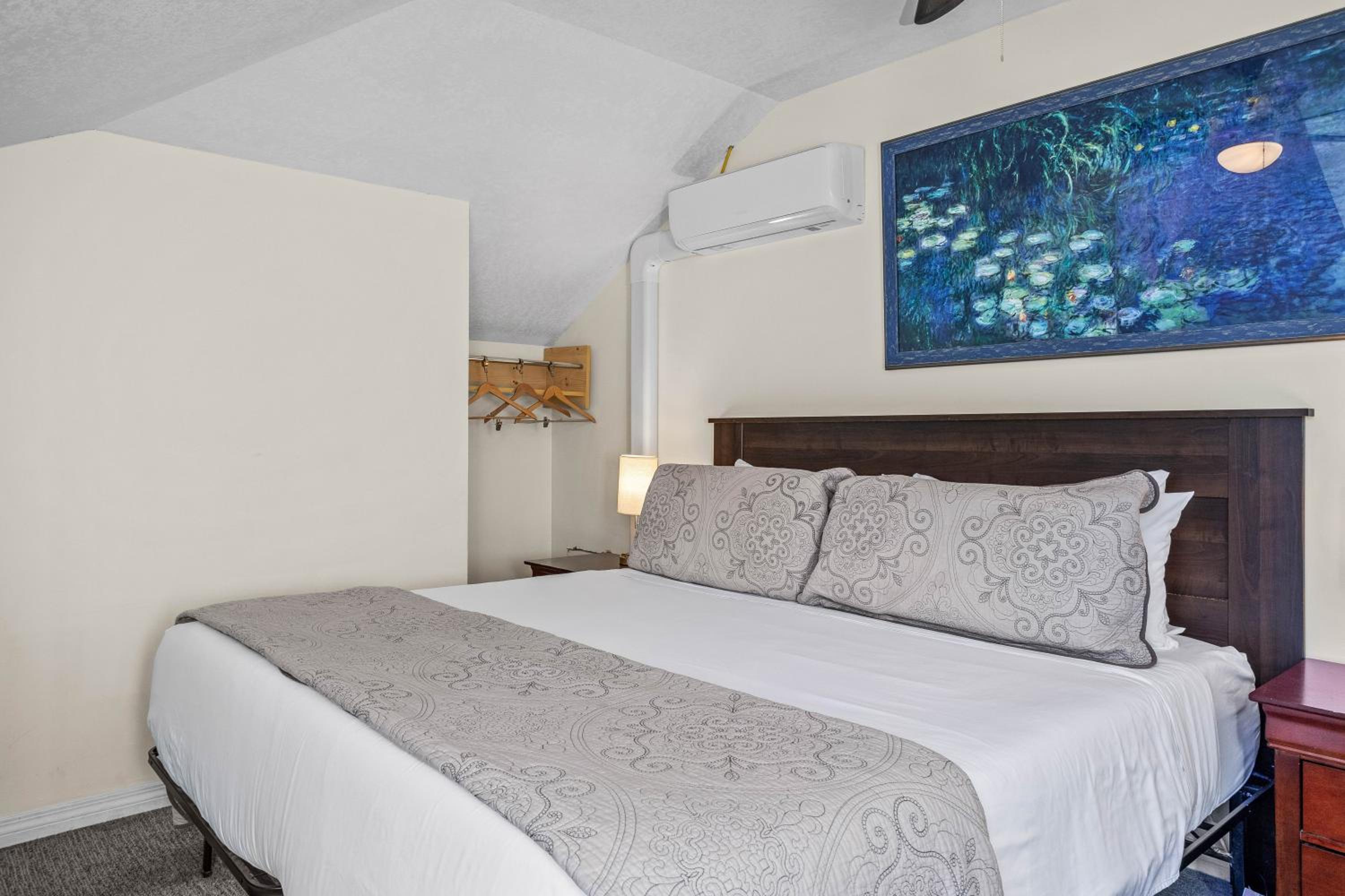 B212 Hot Tub, AC x3, parking, 2 min to Banff Gate