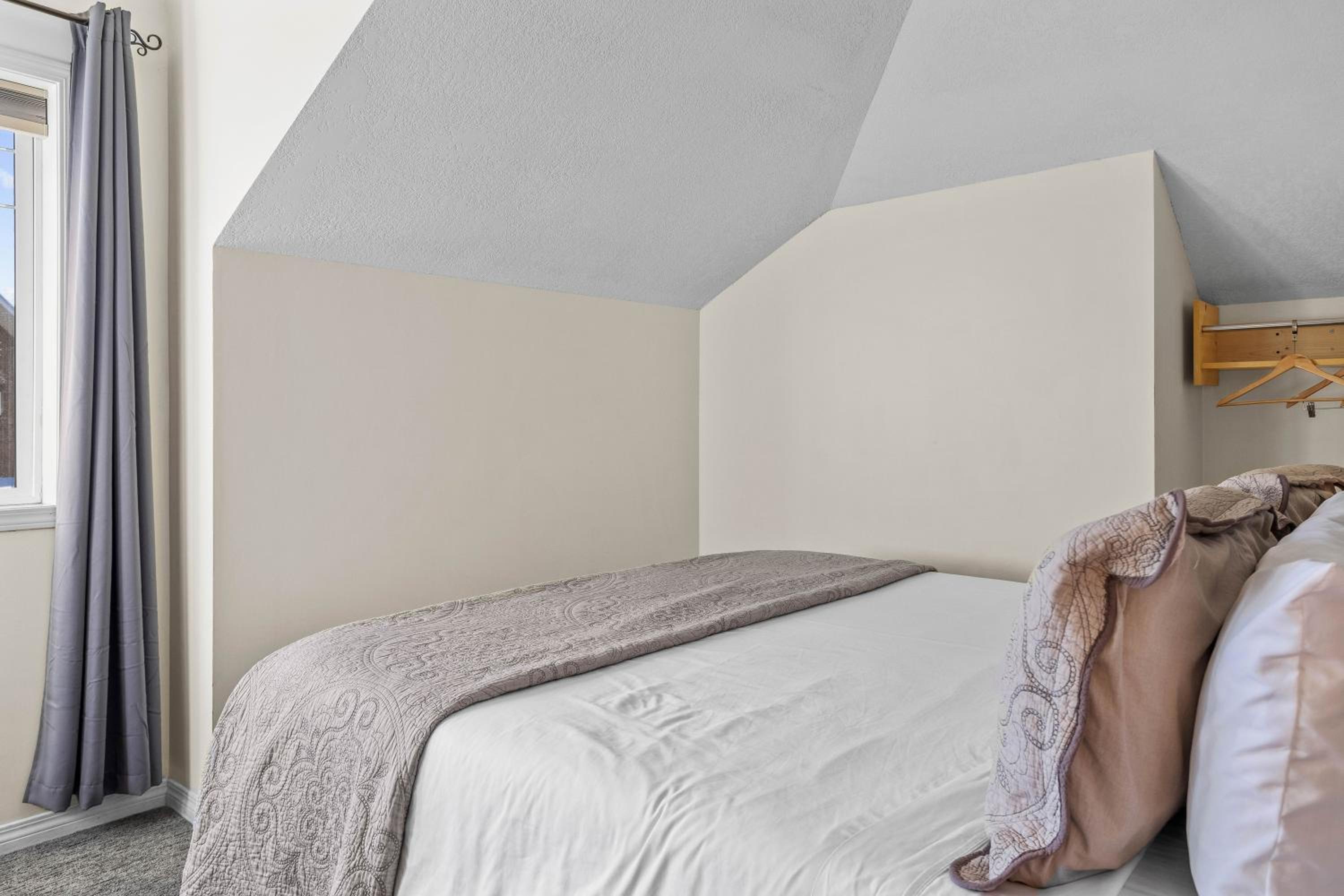 B212 Hot Tub, AC x3, parking, 2 min to Banff Gate