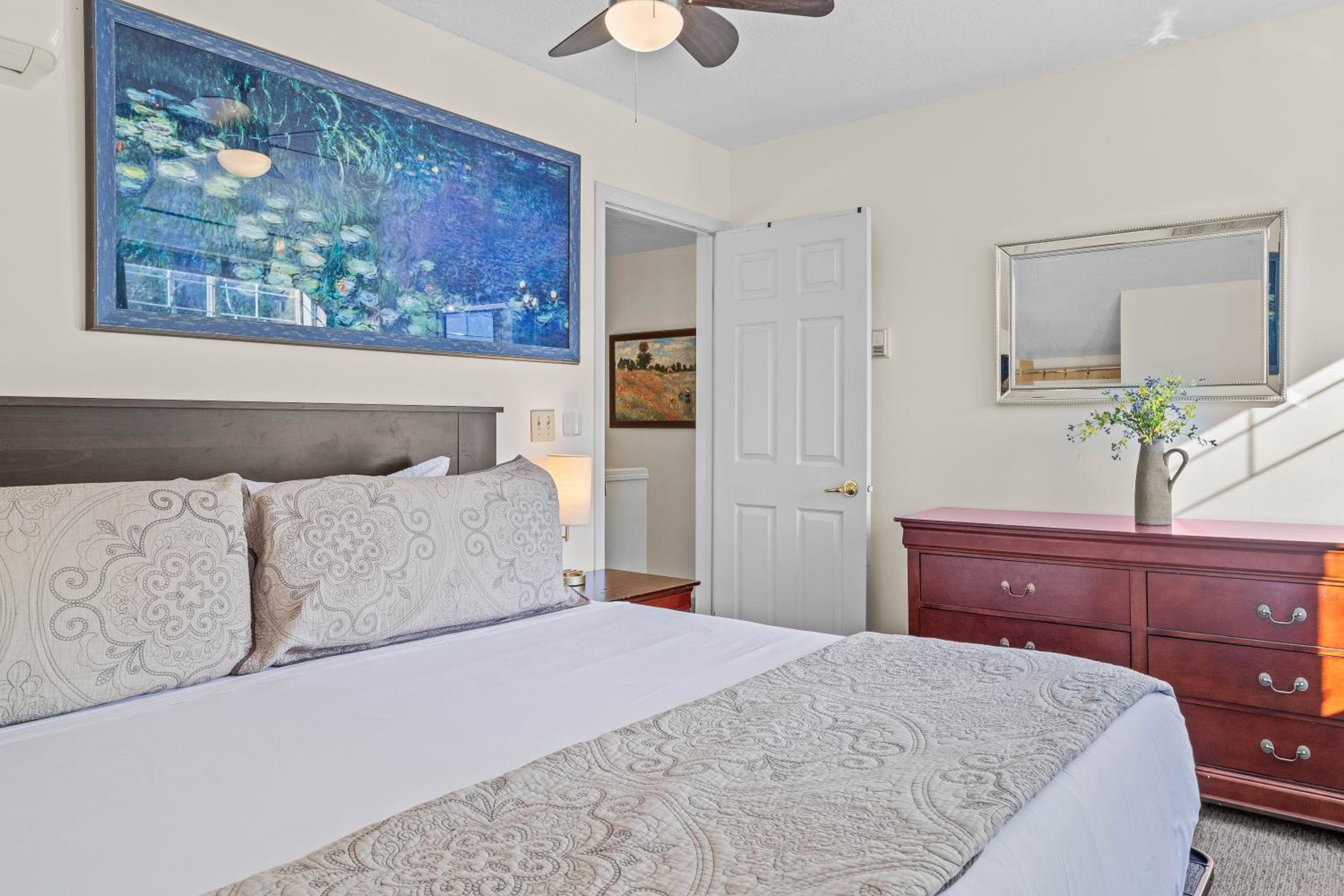 B212 Hot Tub, AC x3, parking, 2 min to Banff Gate