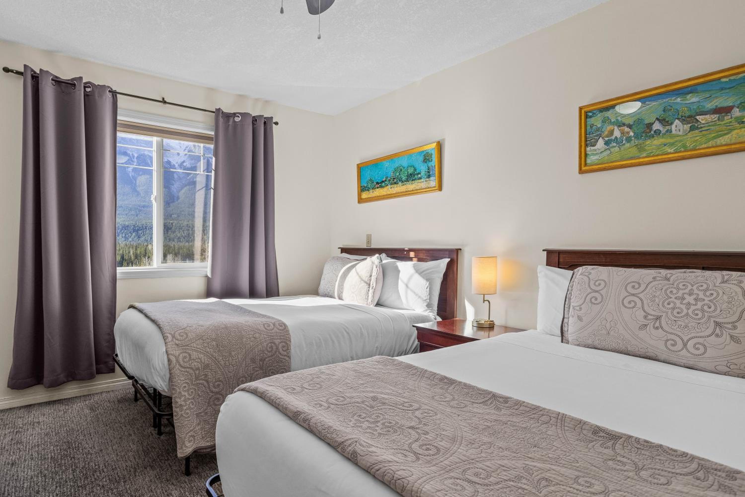 B212 Hot Tub, AC x3, parking, 2 min to Banff Gate