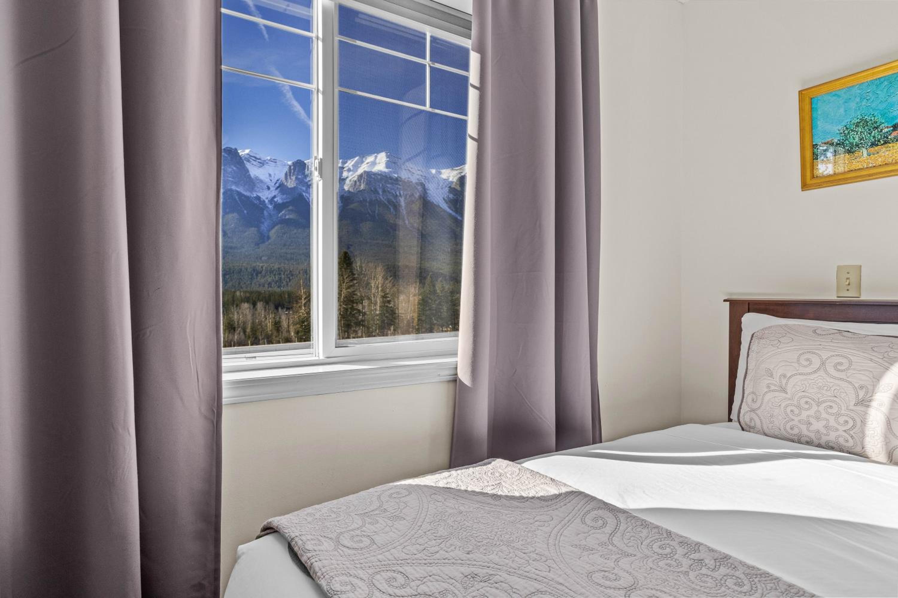 B212 Hot Tub, AC x3, parking, 2 min to Banff Gate