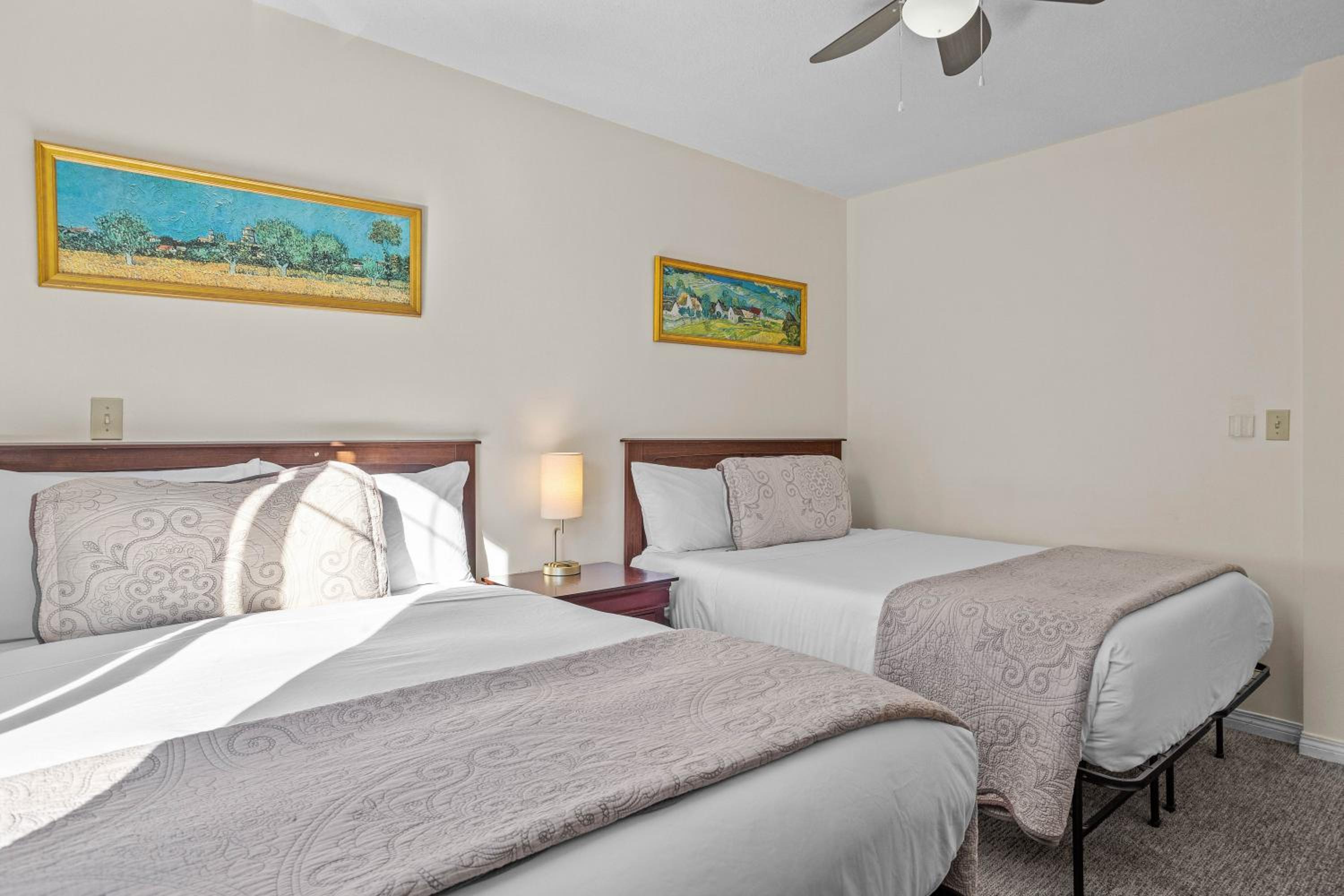 B212 Hot Tub, AC x3, parking, 2 min to Banff Gate