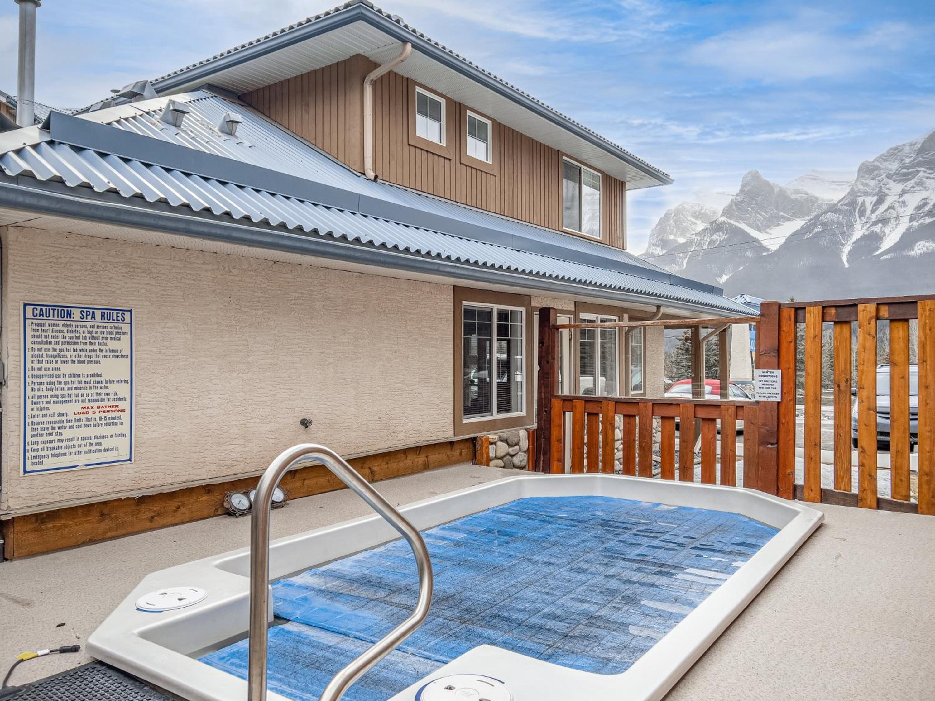 B212 Hot Tub, AC x3, parking, 2 min to Banff Gate