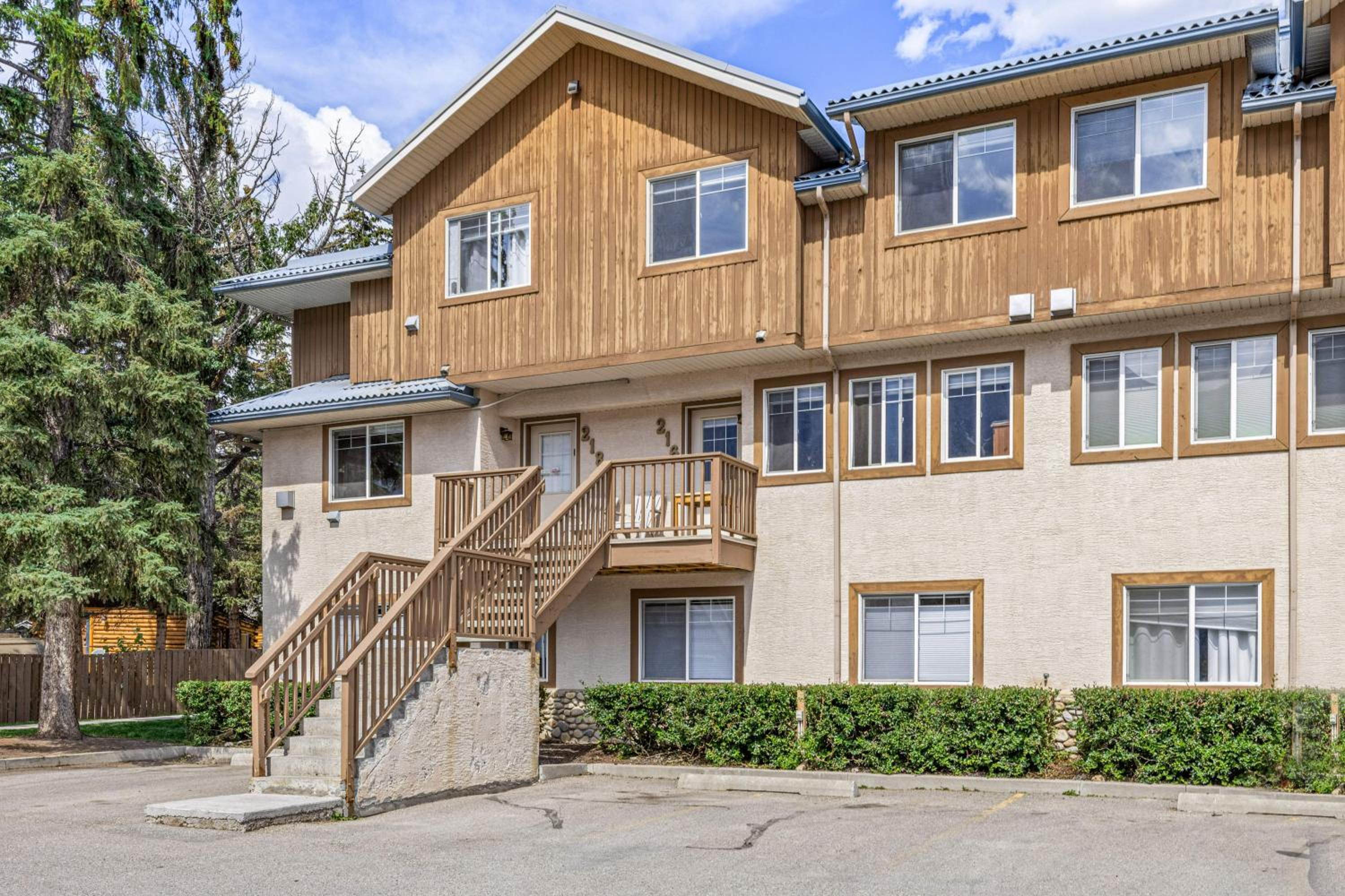 B212 Hot Tub, AC x3, parking, 2 min to Banff Gate