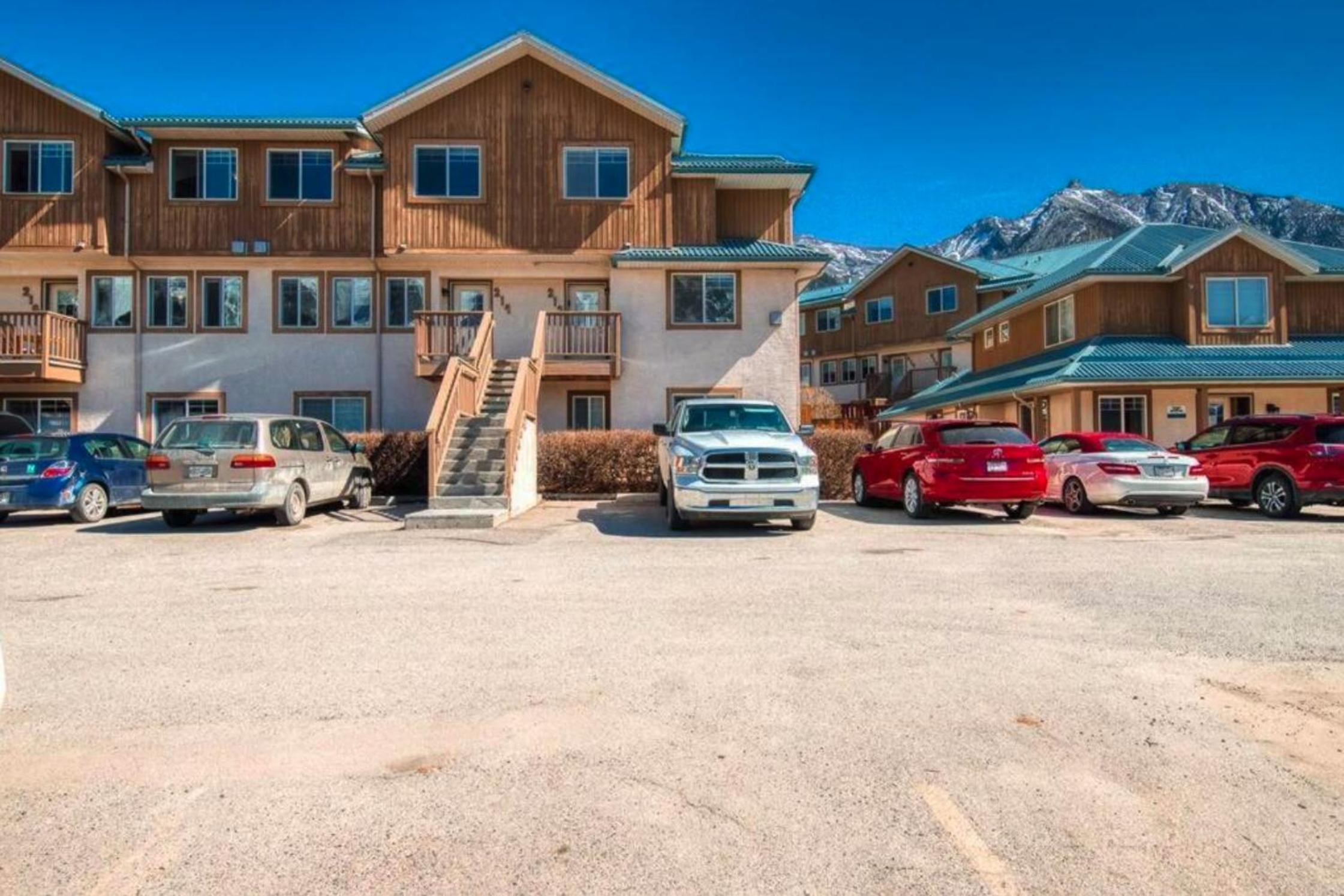 B212 Hot Tub, AC x3, parking, 2 min to Banff Gate
