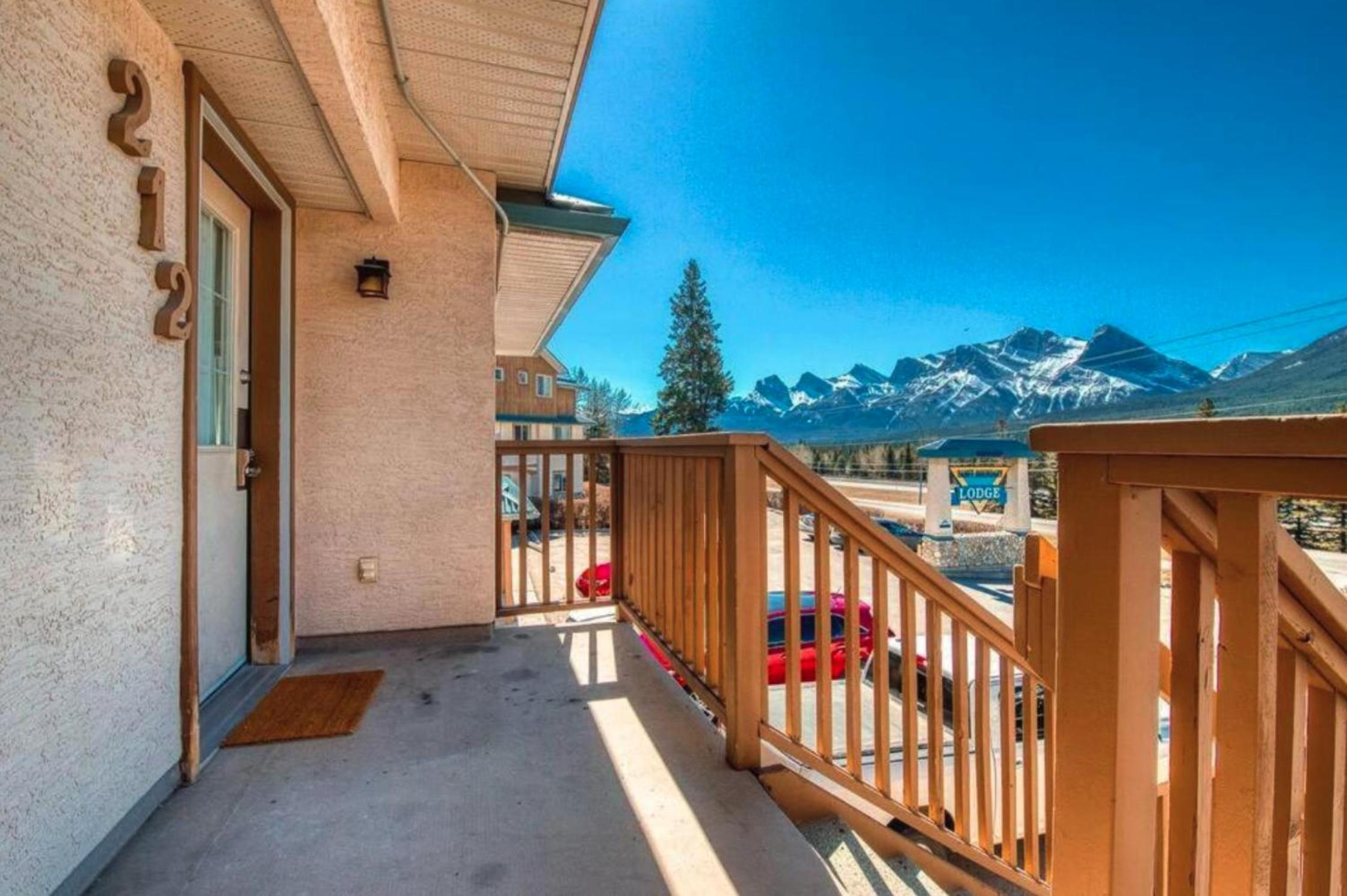 B212 Hot Tub, AC x3, parking, 2 min to Banff Gate