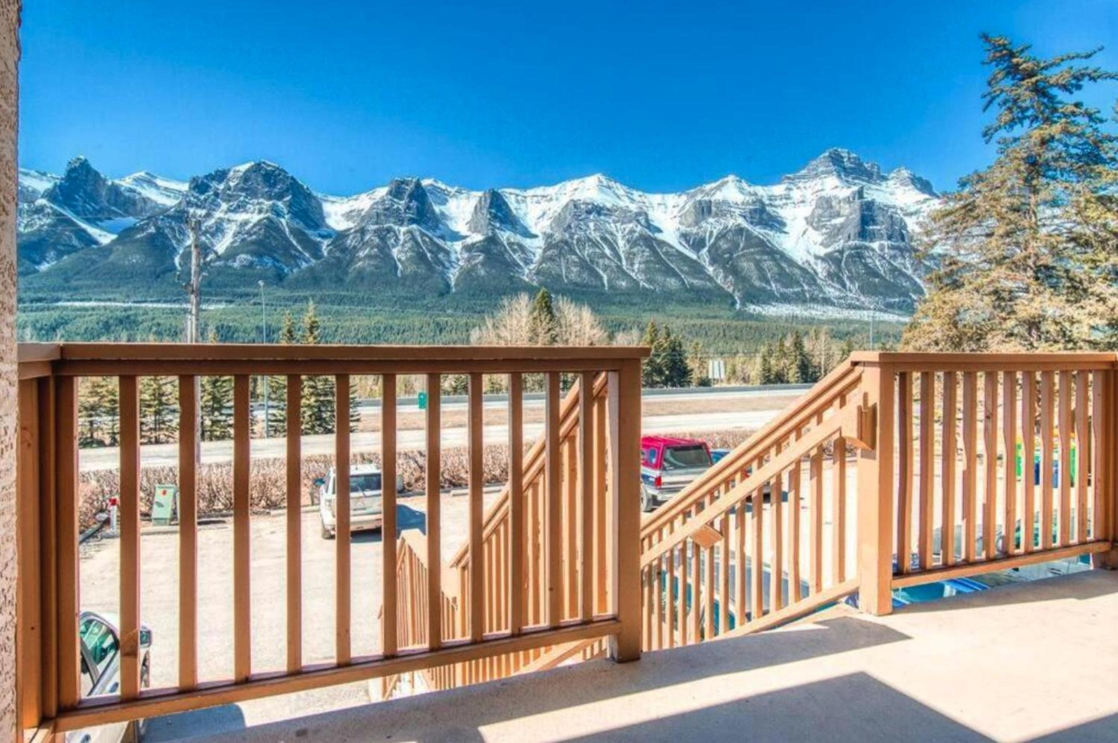 B212 Hot Tub, AC x3, parking, 2 min to Banff Gate