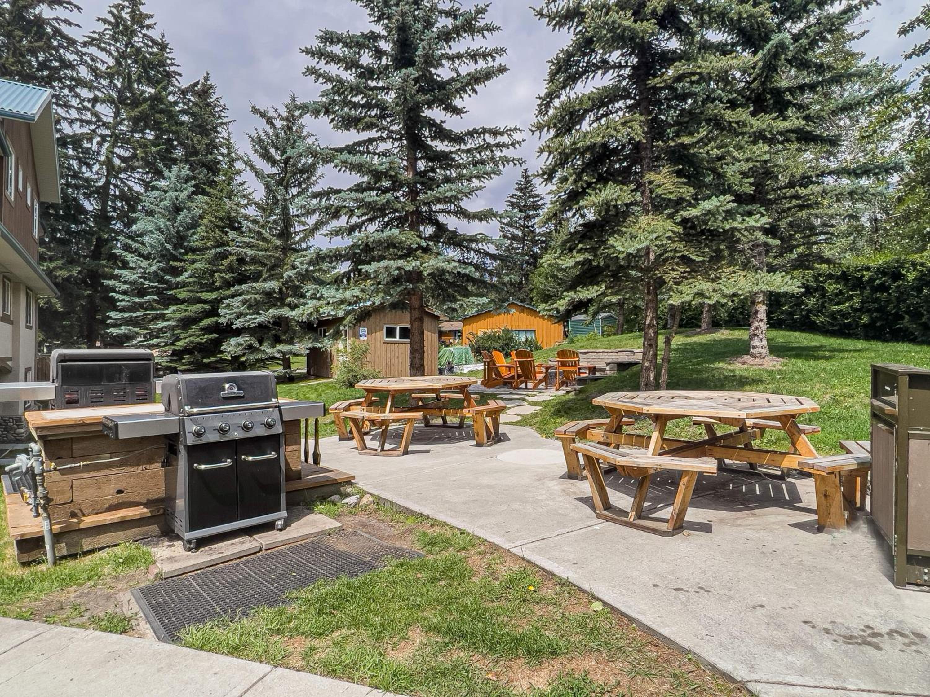 B212 Hot Tub, AC x3, parking, 2 min to Banff Gate