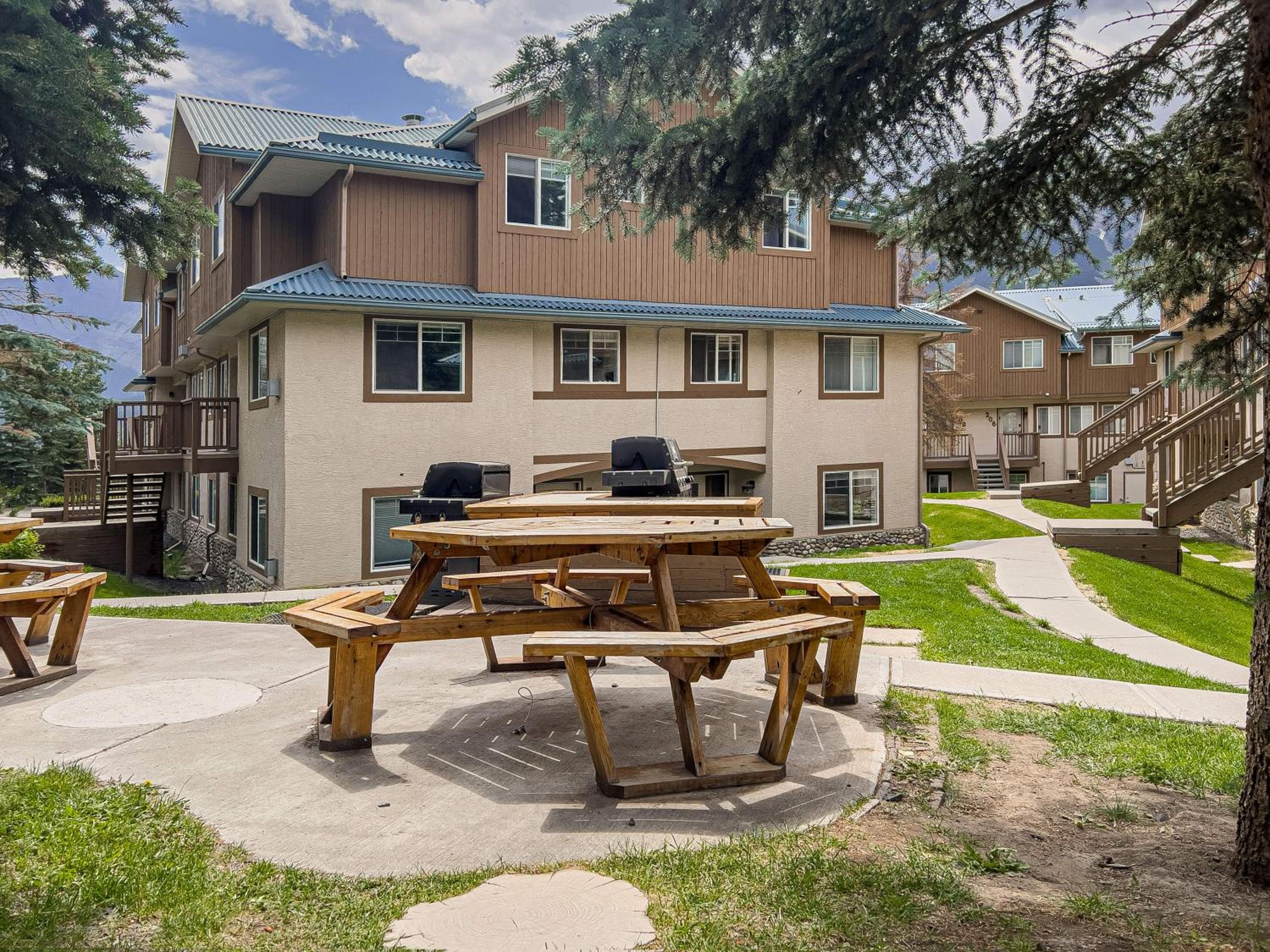 B212 Hot Tub, AC x3, parking, 2 min to Banff Gate