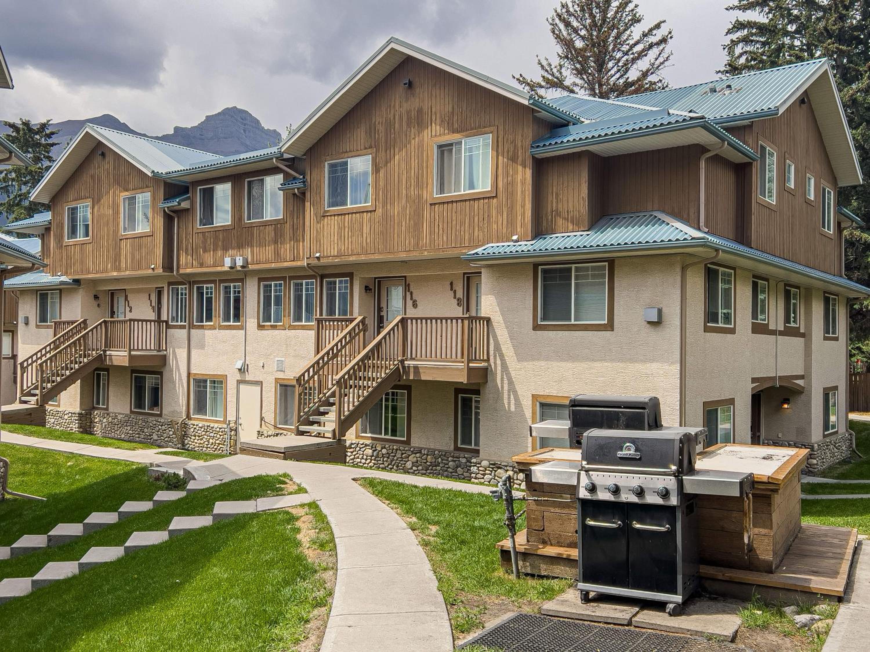 B212 Hot Tub, AC x3, parking, 2 min to Banff Gate