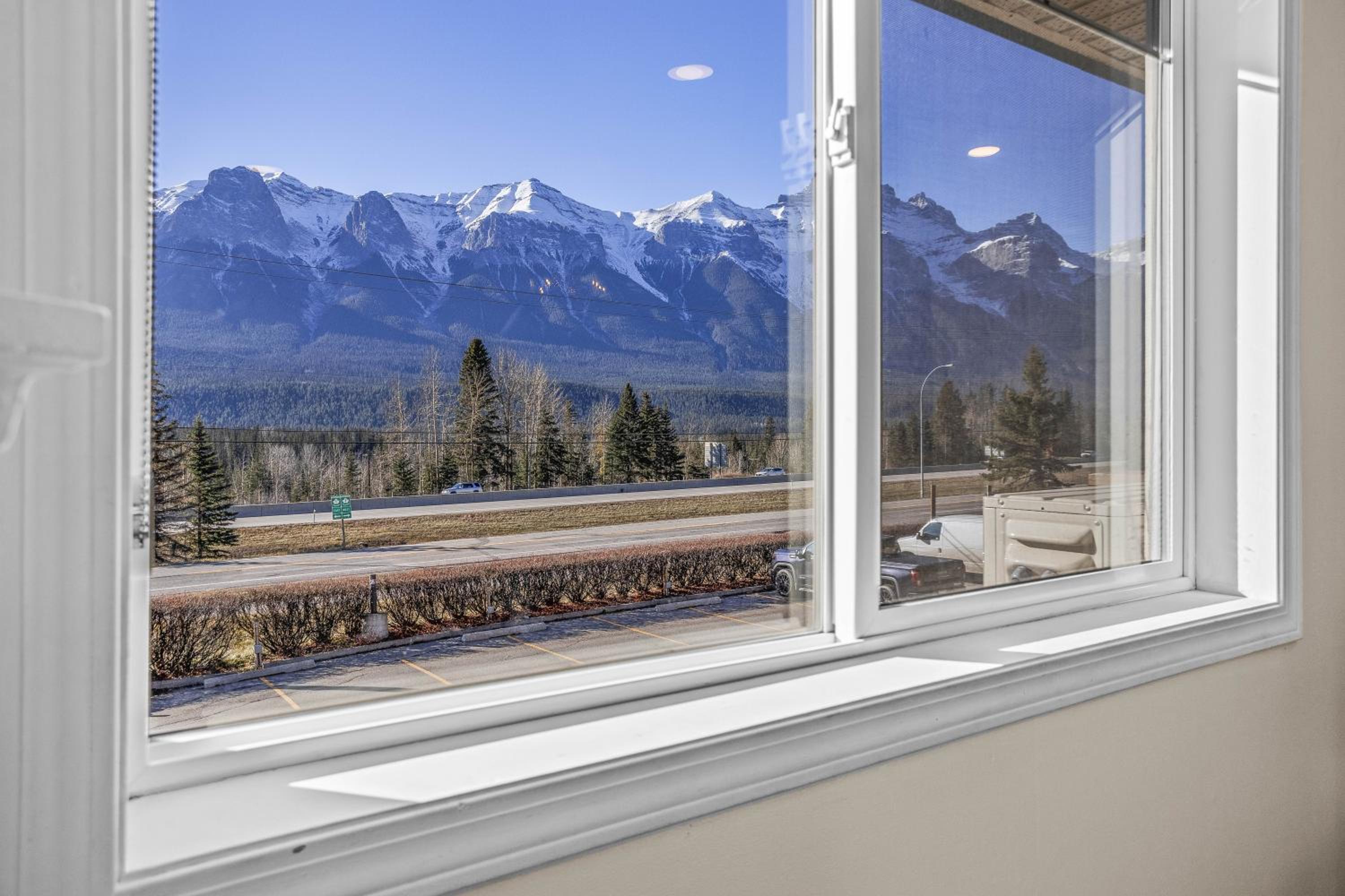 B212 Hot Tub, AC x3, parking, 2 min to Banff Gate