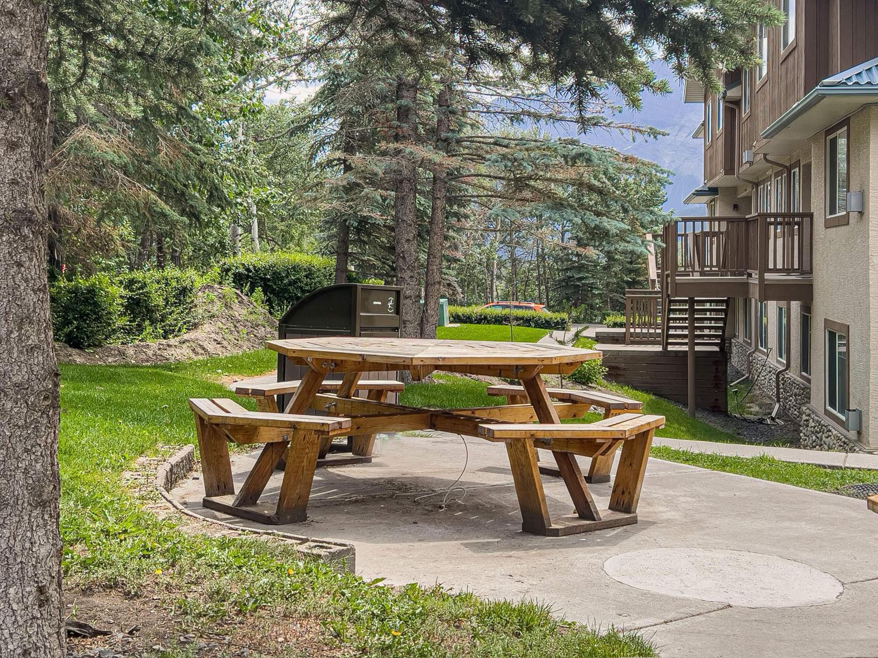 B212 Hot Tub, AC x3, parking, 2 min to Banff Gate