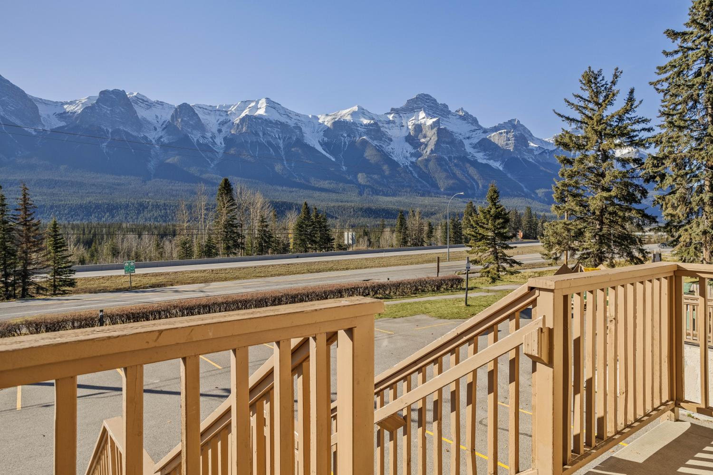 B212 Hot Tub, AC x3, parking, 2 min to Banff Gate