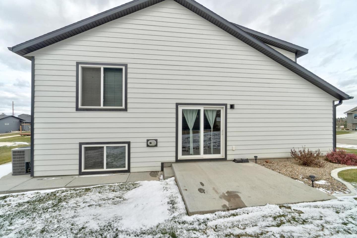 Hotel Executive Golf Club Red Rocks Home, Locally Owned! - Image 1