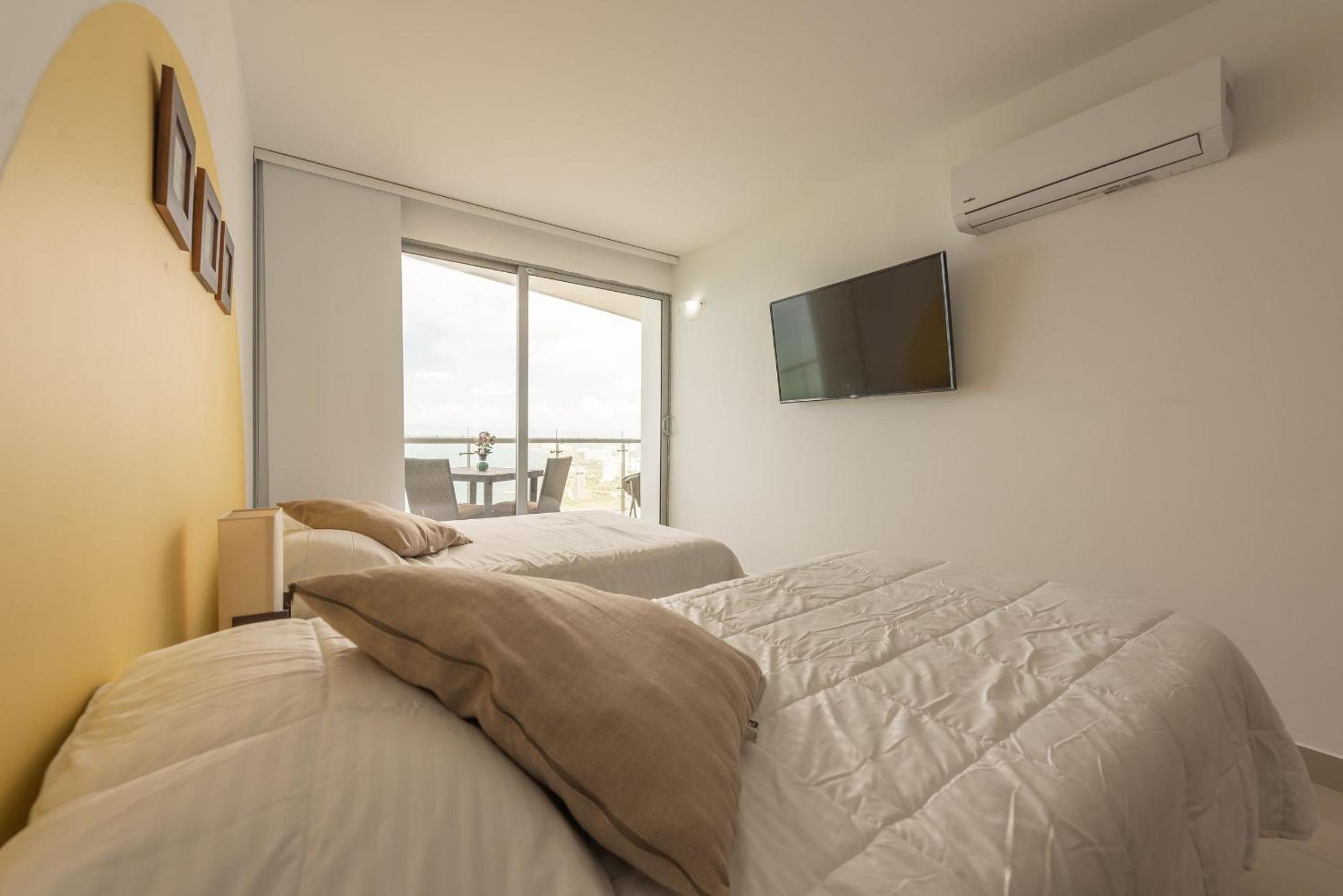 Amplios Aptos de Lujo Frente a la Playa a 5 Minutos del Centro y del Aeropuerto, en Edificio con Piscina, Jacuzzi, Sauna, Gimnasio, Turco y Seguridad las 2