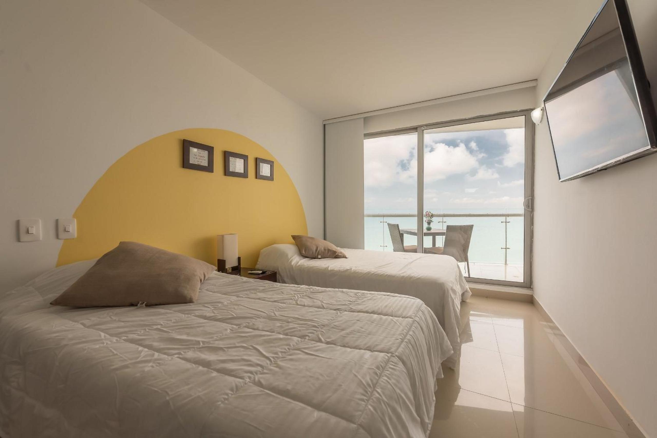 Amplios Aptos de Lujo Frente a la Playa a 5 Minutos del Centro y del Aeropuerto, en Edificio con Piscina, Jacuzzi, Sauna, Gimnasio, Turco y Seguridad las 2