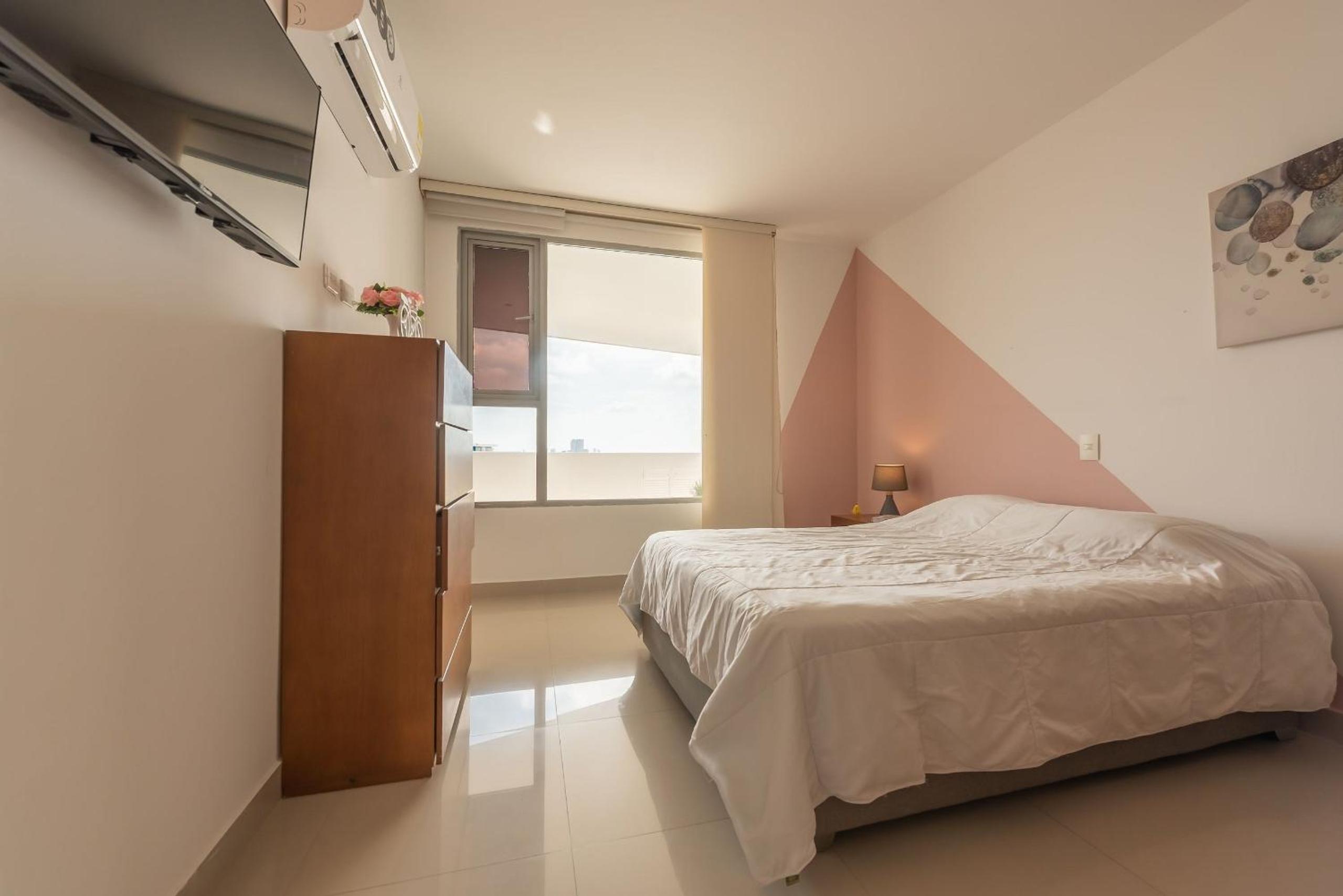 Amplios Aptos de Lujo Frente a la Playa a 5 Minutos del Centro y del Aeropuerto, en Edificio con Piscina, Jacuzzi, Sauna, Gimnasio, Turco y Seguridad las 2