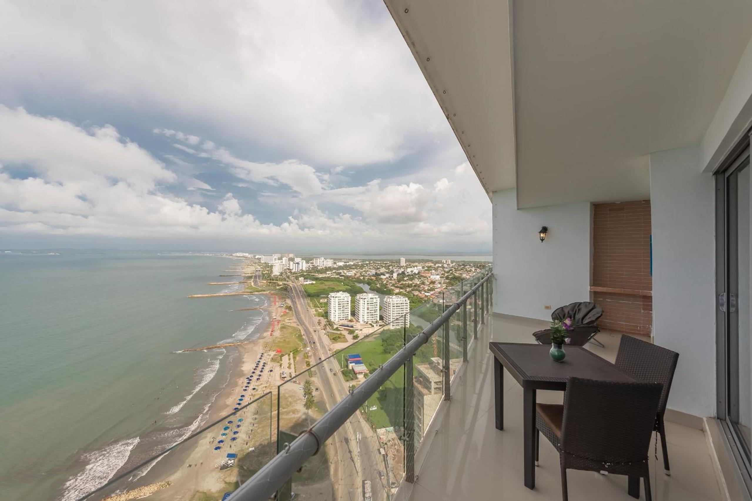 Amplios Aptos de Lujo Frente a la Playa a 5 Minutos del Centro y del Aeropuerto, en Edificio con Piscina, Jacuzzi, Sauna, Gimnasio, Turco y Seguridad las 2