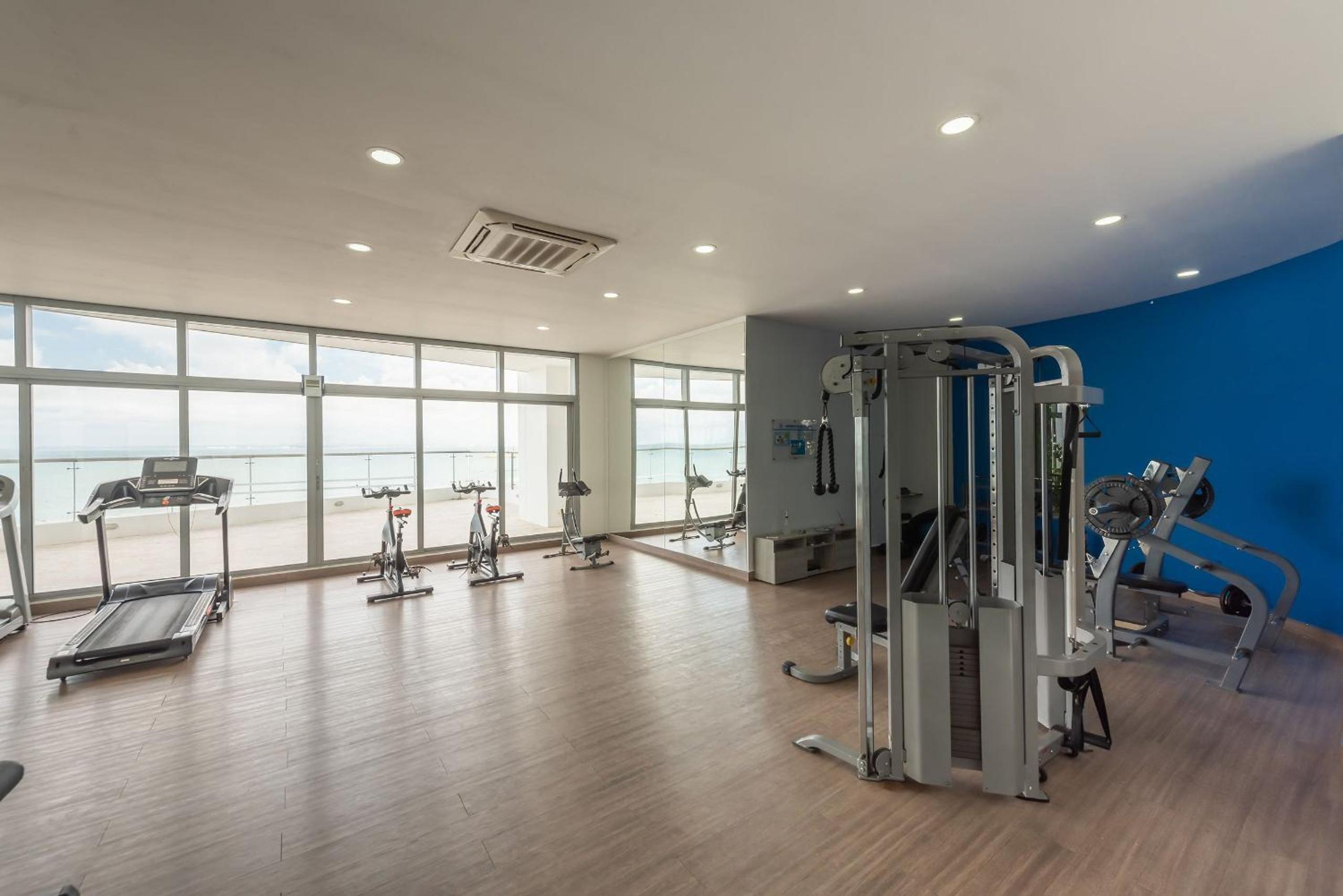 Amplios Aptos de Lujo Frente a la Playa a 5 Minutos del Centro y del Aeropuerto, en Edificio con Piscina, Jacuzzi, Sauna, Gimnasio, Turco y Seguridad las 2
