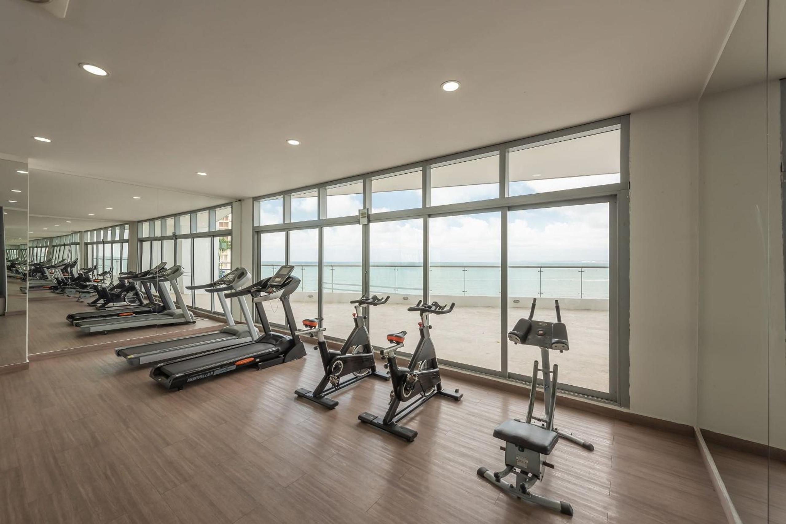 Amplios Aptos de Lujo Frente a la Playa a 5 Minutos del Centro y del Aeropuerto, en Edificio con Piscina, Jacuzzi, Sauna, Gimnasio, Turco y Seguridad las 2