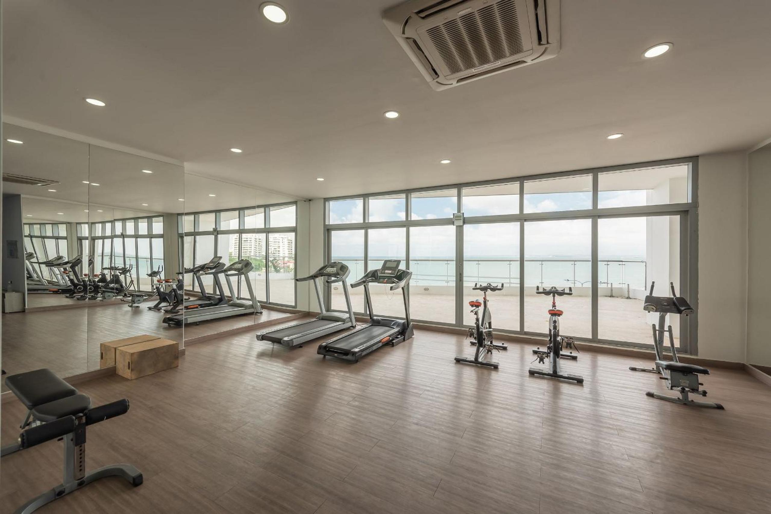 Amplios Aptos de Lujo Frente a la Playa a 5 Minutos del Centro y del Aeropuerto, en Edificio con Piscina, Jacuzzi, Sauna, Gimnasio, Turco y Seguridad las 2