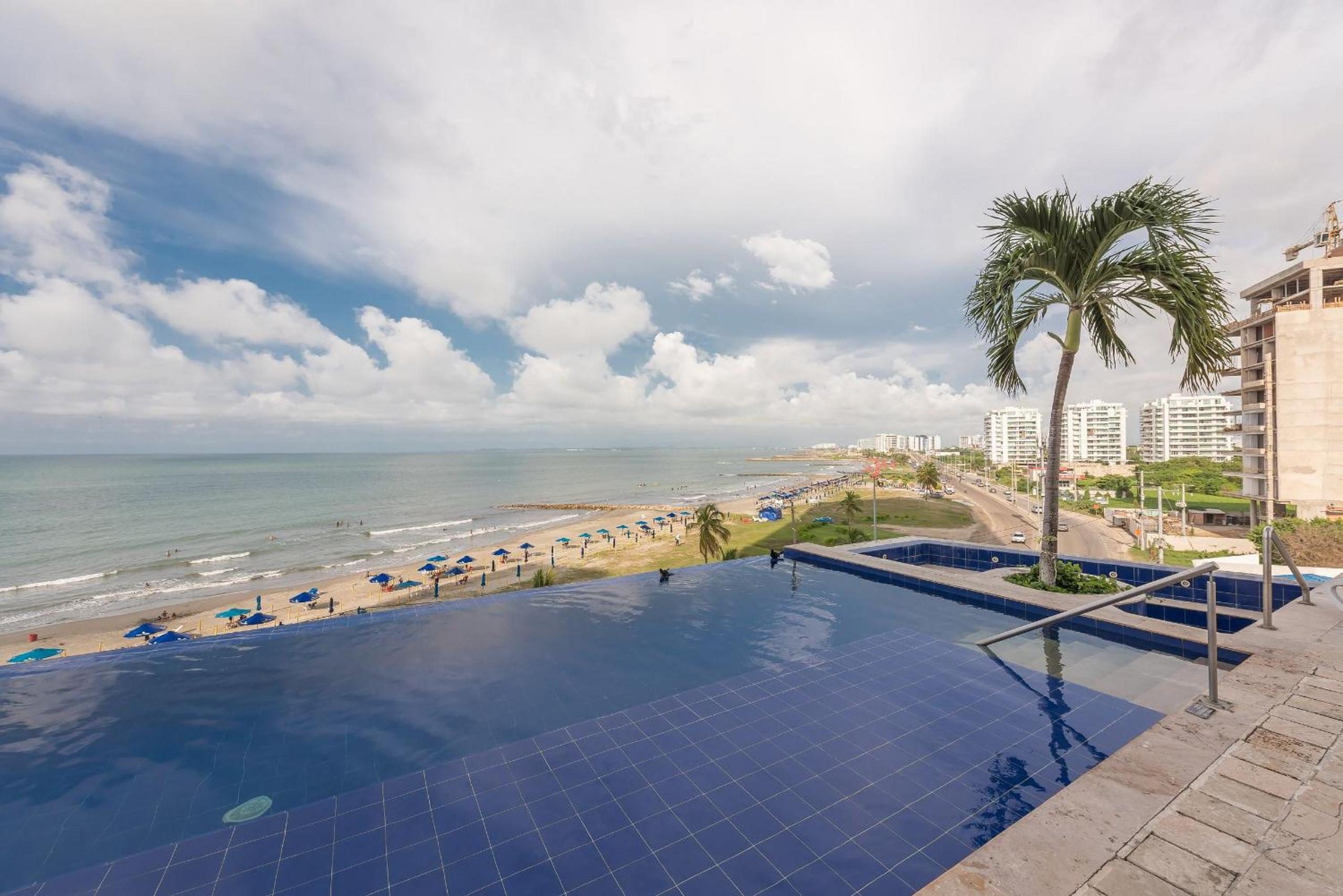 Amplios Aptos de Lujo Frente a la Playa a 5 Minutos del Centro y del Aeropuerto, en Edificio con Piscina, Jacuzzi, Sauna, Gimnasio, Turco y Seguridad las 2