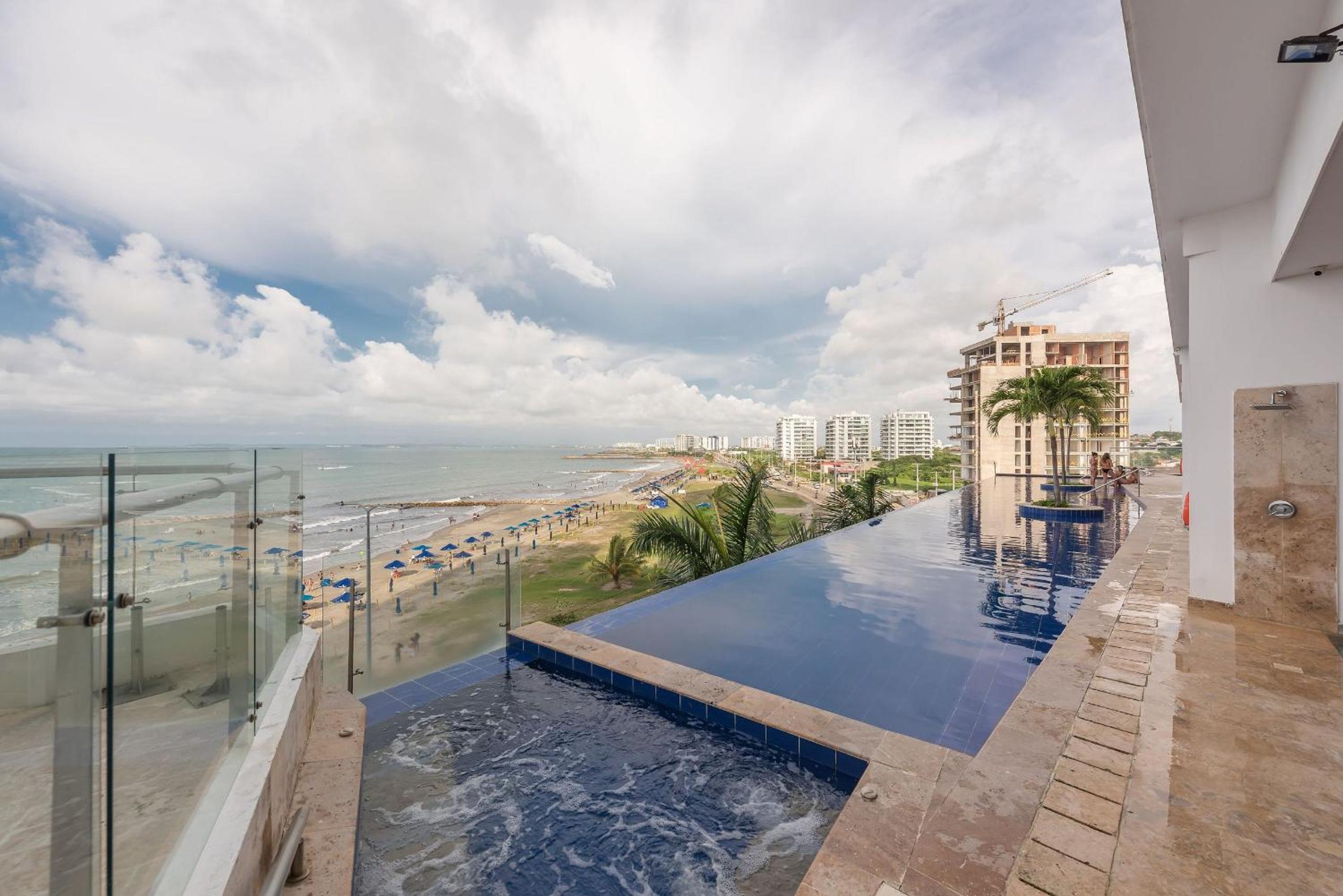 Amplios Aptos de Lujo Frente a la Playa a 5 Minutos del Centro y del Aeropuerto, en Edificio con Piscina, Jacuzzi, Sauna, Gimnasio, Turco y Seguridad las 2