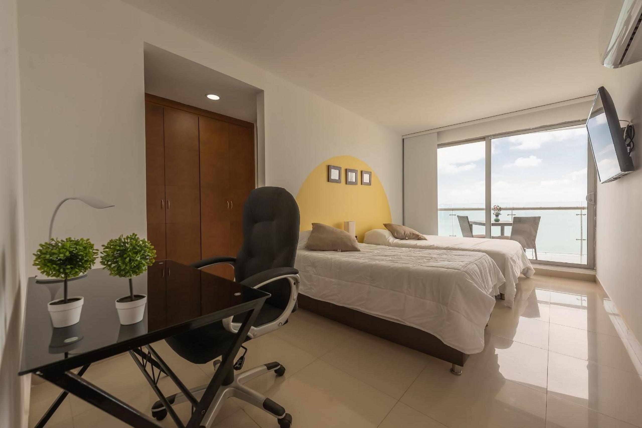 Amplios Aptos de Lujo Frente a la Playa a 5 Minutos del Centro y del Aeropuerto, en Edificio con Piscina, Jacuzzi, Sauna, Gimnasio, Turco y Seguridad las 2