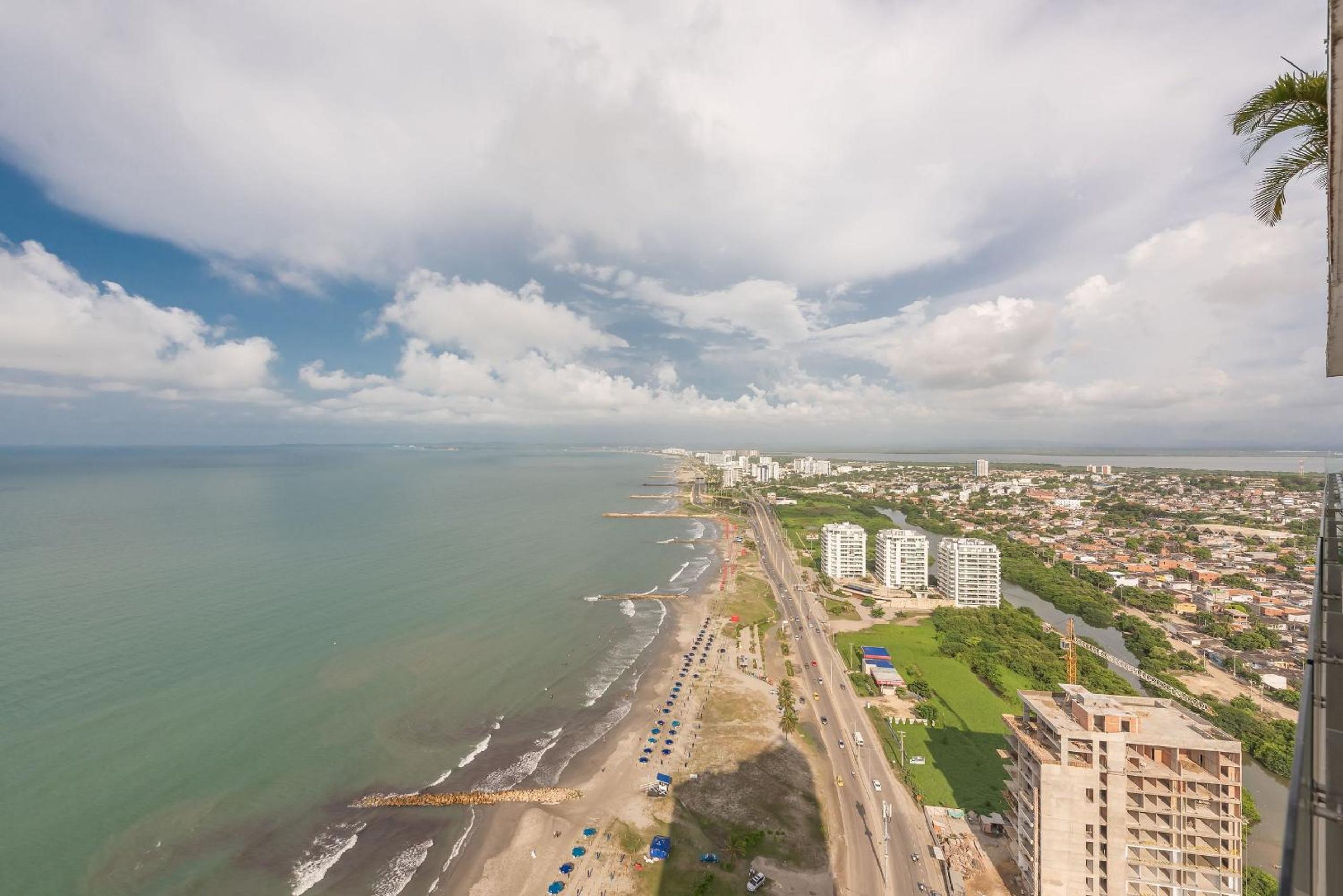 Amplios Aptos de Lujo Frente a la Playa a 5 Minutos del Centro y del Aeropuerto, en Edificio con Piscina, Jacuzzi, Sauna, Gimnasio, Turco y Seguridad las 2