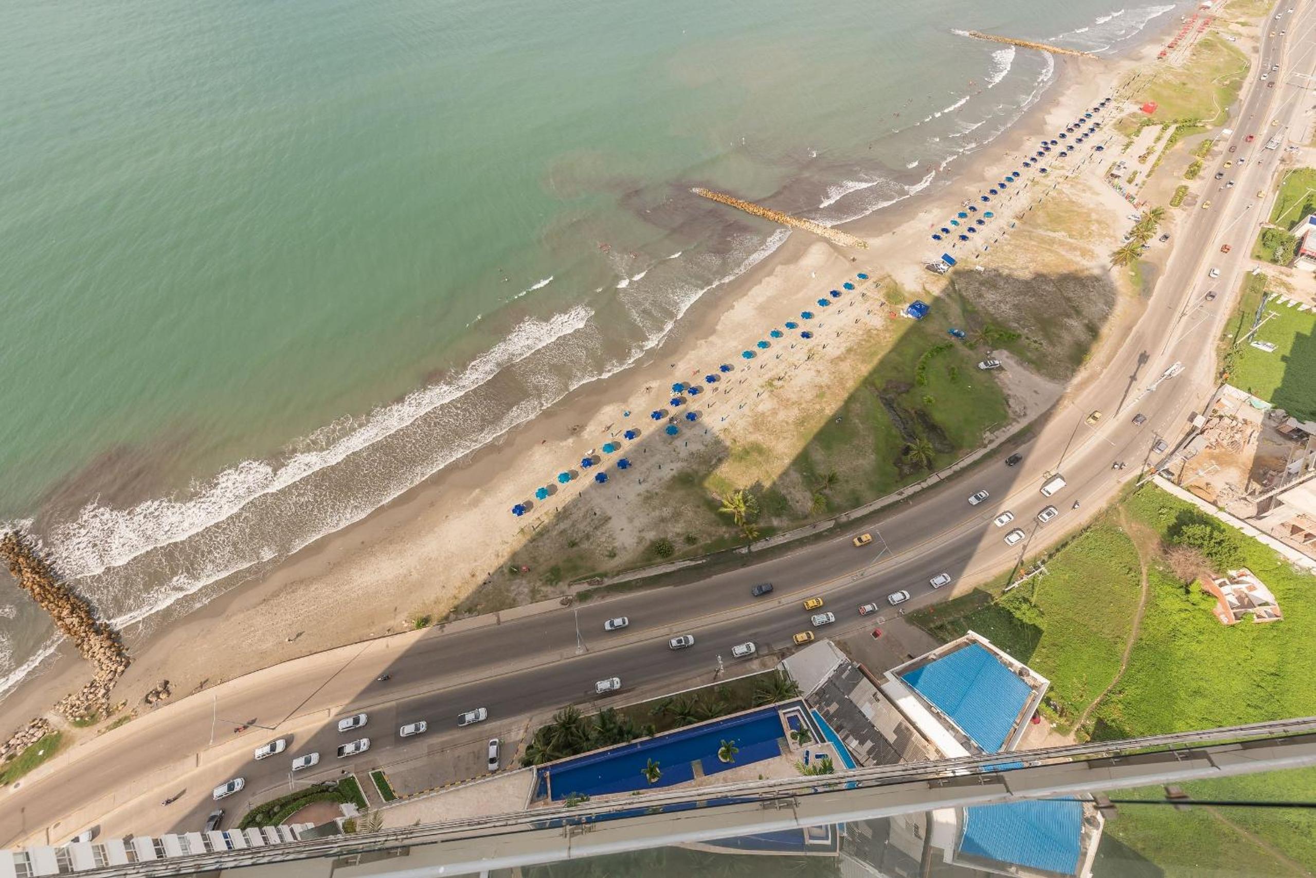 Amplios Aptos de Lujo Frente a la Playa a 5 Minutos del Centro y del Aeropuerto, en Edificio con Piscina, Jacuzzi, Sauna, Gimnasio, Turco y Seguridad las 2